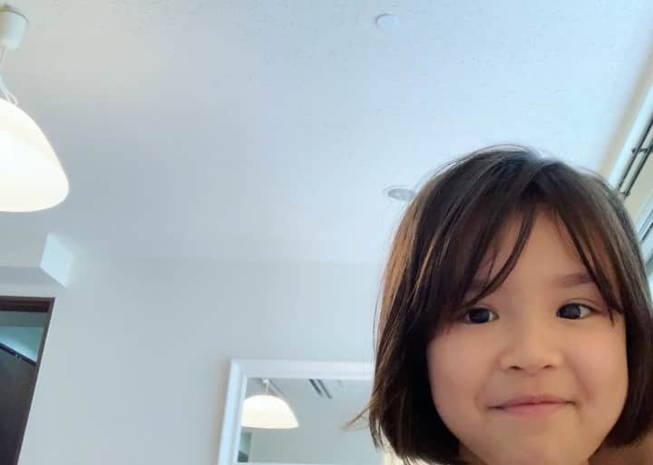 バイリンガル3兄妹のインスタグラム：「左手はわたし 右手はおはな  カノン風😂  幸せを音で表現したのがこのコードですか？ってくらいカノンたまらん。どうしてこんなに幸せな気持ちにさせてくれちゃうんだろ♡  すきよ♡」