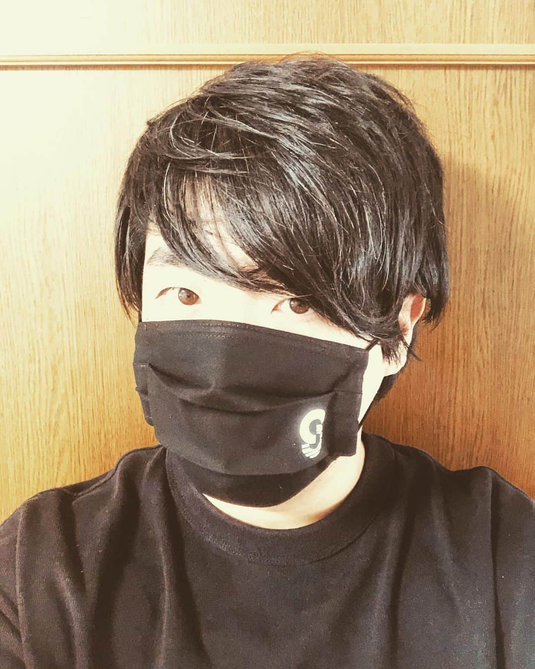 井澤惇のインスタグラム：「@stiffslack recordsのマスク。洗濯して何度も使えるマスク。アベノマスクより新川さんの方が早かった」