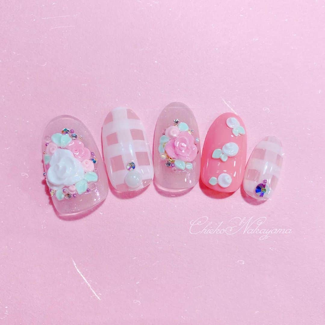なかやまちえこのインスタグラム：「古のバラネイル🌹⠀ #nail #nails #nailart #ネイル #美甲 #ネイルアート  #japanesenailart #manucure #japanesenails #manicurist #gelnails #أظافر #네일아트 #vẽmóng #ngườiđẹp  #เพ้นท์เล็บ  #искусствоногтя #artedeuñas #เพ้นท์เล็บเจล #ジェルネイルデザイン #ネイルデザイン #senikuku #nagelkunst #古のネイル #バラネイル #薔薇ネイル #rosemmails #レトロネイル #retronails #いにしえのネイル @pregelofficial @prexyofficial⠀ 古の…デザイン…可愛い…というのをライブ見てくれた方と共有できて嬉しかったです😌🙏💓」