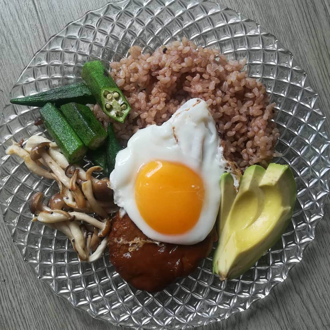 内田敦子さんのインスタグラム写真 - (内田敦子Instagram)「気分はハワイ〜！！！ 行ったことないので、よく分かりませんが  今回は便利なテーブルに座って食べた。  #ランチ #ランチプレート  #健康おたく  #ハンバーグ  #アボカド」5月13日 12時57分 - atsuko_uchi_gohan