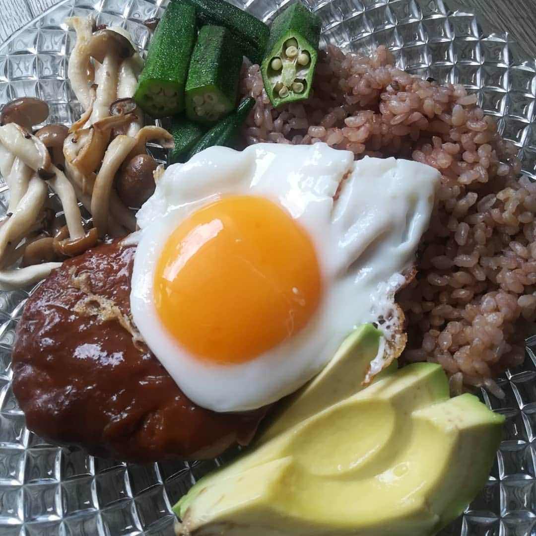 内田敦子さんのインスタグラム写真 - (内田敦子Instagram)「気分はハワイ〜！！！ 行ったことないので、よく分かりませんが  今回は便利なテーブルに座って食べた。  #ランチ #ランチプレート  #健康おたく  #ハンバーグ  #アボカド」5月13日 12時57分 - atsuko_uchi_gohan