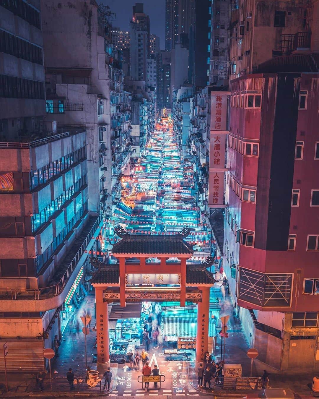Discover Hong Kongさんのインスタグラム写真 - (Discover Hong KongInstagram)「What is the first thing you recall about Temple Street? The bustle, claypot rice, or the fortune tellers there? 講起廟街，你會第一時間諗起咩？煲仔飯、占卜睇相，定係港產片？ 📷: @stfeyes #MissYouToo #HKMissesYouToo #MissYouTooHK #MissYouTooHongKong #DiscoverHongKong #repost」5月13日 13時00分 - discoverhongkong