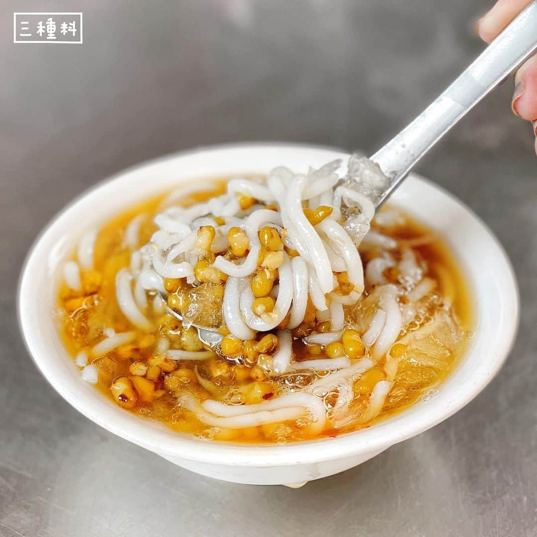 4foodie, for foodieさんのインスタグラム写真 - (4foodie, for foodieInstagram)「📍Taipei, Taiwan 城市愛玉 / 三種料 / $50 美味程度：🌕🌕🌕🌕🌗 環境衛生：🌕🌕🌕🌕🌑 服務態度：🌕🌕🌕🌕🌑 再訪意願：🌕🌕🌕🌕🌑 🗺台北市中山區雙城街17-2號 🚇捷運中山國小站1號出口 ☎️0921-451-539 ⏰11:00-01:00 🍽2020.05.11到訪用餐 💡補充💡我們選了米苔目、綠豆跟薏仁，沒選愛玉(⊙ω⊙)糖水冰不會太甜，米苔目非常Q,綠豆跟薏仁都燉煮得宜，沒有爆爛～個人蠻喜歡的٩(˃̶͈̀௰˂̶͈́)و #4foodie #4foodie中山國小站 #台北美食 #4foodie小吃 #taipei #台灣美食 #中山國小美食 #晴光美食 #晴光市場 #城市愛玉 台北冰品 #4foodieintaipei #4foodieforfoodie #台湾グルメ #台湾スイーツ #かき氷 ©版權所有，不得轉載copyrights reserved」5月13日 13時00分 - 4foodie