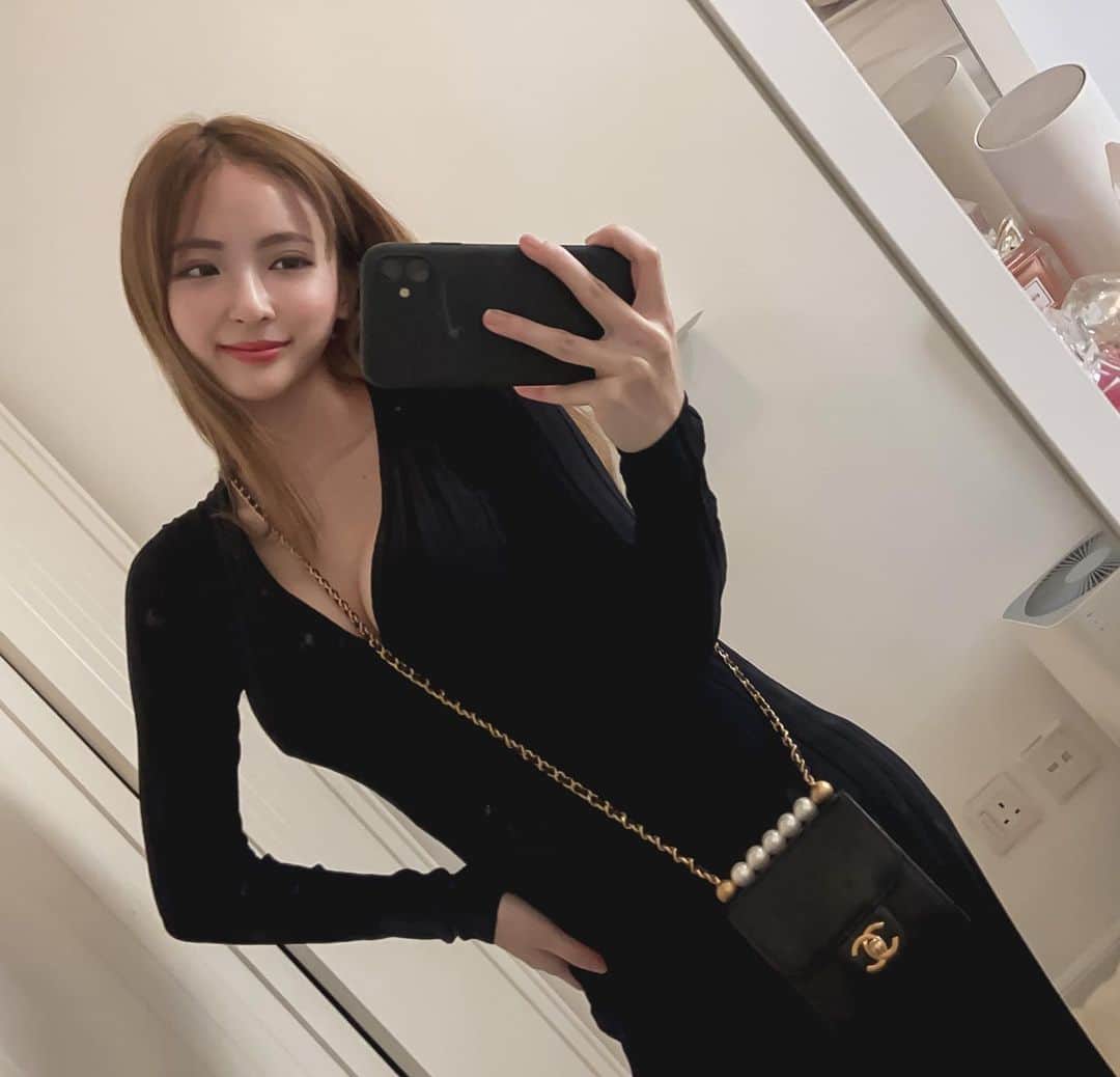 Giann Chanのインスタグラム：「一月買的都沒機會穿  等到夏天都來了 ？  #Stayhomeoutfit #Quarantineootd #myroom」