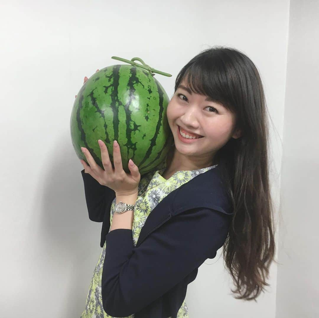 七海ひろこさんのインスタグラム写真 - (七海ひろこInstagram)「支援者の方から大きな大きなスイカ🍉をいただきました🙏🏻✨ 丹精込められて作られた赤くてあま〜いスイカです。  党本部のみんなで感謝の思いでいただきました😋  ありがとうございました✨ （スタッフ投稿）  #幸福実現党 #七海ひろこ #スイカ #🍉 #おいしくいただきました #感謝 #フルーツで良い１日を#七海 #ひろこ #幸福 #実現 #コロナに負けるな #頑張ろう日本」5月13日 13時15分 - nanamihiroko_