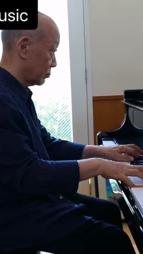 のインスタグラム：「Repost from @philipglassmusic ⚫︎ Today’s #glassminute Philip’s long-time friend, fellow composer and pianist @joehisaishi.official known for his many #studioghibli hits, plays Glass Etude No. 5 live from Tokyo Japan. . . . . #joehisaishi #philipglass #etude #studioghibli #ghiblistudio #hisaishi #tokyo #pianocover #quarantinecover」