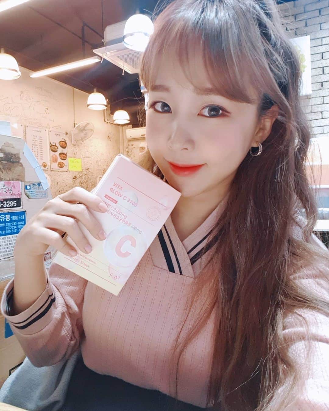 のインスタグラム：「15일째 #비타글로우 먹구 다시 얼굴 하얘지는듕😍 까먹을까봐 매일 점심마다 챙겨먹는듕❣❣❣ 모두 점심드셨나유? #비타글로우C3700 #비타글로우 #백옥주사 #줄리스초이스 #글루타치온」