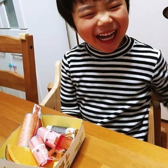 こどもちゃれんじ【公式】さんのインスタグラム写真 - (こどもちゃれんじ【公式】Instagram)「【3・4歳のお子さま向け〈ほっぷ〉5月号が届いた様子のご紹介】 ・ @this_is_naonaoさんが、年少向け〈こどもちゃれんじほっぷ〉と〈こどもちゃれんじほっぷ〉表現プラスが届いてお子さまが取り組んでいる様子をレポートしてくださいましたので紹介させてください🎶 ・ ＊＊＊＊＊＊＊＊＊＊＊＊ ・ で～きた🐙🍱大喜び😋 #こどもちゃれんじほっぷ #わくわくおべんとう ・ すごーく楽しそうでした‼️ ・ 丸めて テープでとめて ちぎって 切って 織って ・ 楽しい作業🎶 チョキチョキたこさんウインナー🐙✂️ ・ 出来上がったら、 すごーく喜んでて😆試食もw ・ 👦#工作 好きで4月からは #表現プラス も始めました。 4月は、pic9&10🐟はりえもチャレンジ。 夢中に取り組めているから良かったみたい☺️ ・ #こどもちゃれんじ のおかげで、はさみの使い方がだいぶ慣れてきました🙆‍♀️ ・ ＊＊＊＊＊＊＊＊＊＊＊＊ ・ 夢中で取り組んでくださる様子を拝見でき編集部一同とても嬉しいです☺️表現プラスもご活用いただきハサミはすっかりバッチリですね🎶 ・ 引き続き夢中が続く教材をお届けして参りますので楽しみに待っていてくださいね❣️ ・ お届けした教材で生まれた親子の濃い時間エピソードも引き続き募集しています。 この春、<こどもちゃれんじ>の教材でうまれた、成長エピソードや、「楽しい！」「できた！」の体験談を大募集中です。 ・ 投稿いただいたかたの中から抽選で、500円分のAmazonギフト券をプレゼント（50名様）🎁ぜひ、すてきな体験談をお寄せください！お待ちしています！ ・ ■応募方法 【STEP 1】インスタグラムの<こどもちゃれんじ>公式アカウントフォローしてください。（すでにフォローされているかたも対象です） ・ 【STEP 2】「<こどもちゃれんじ>の教材で親子の時間が変わった、楽しくなった！」など、教材エピソードを教えてください。 ・ 【STEP 3】#濃い時間みつけ隊　#しまじろう　@kodomocharenge　の３つを本文につけて投稿！ ・ ■ご注意 使用にあたりご承諾いただきたいこと・注意事項は下記ページに記載しております。 ご承諾いただいたかたのみ、本キャンペーンにご投稿ください。 http://shimajiro.jp/kiyaku ・ 期間：2020年3月9日～2020年5月31日まで ・ ※本キャンペーンは株式会社ベネッセコーポレーションによる提供です。本キャンペーンについてのお問い合わせはAmazonではお受けしておりません。 ページ下「キャンペーンに関するお問い合わせ窓口」までお願いいたします。 ※Amazon、Amazon.co.jp およびそれらのロゴはAmazon.com, Inc.またはその関連会社の商標です。 ------------------------------- 【お問い合わせ先】 電話番号：0120-896-667　 営業時間：9:00~21:00（年末年始を除く） ------------------------------- #濃い時間みつけ隊 #こどもちゃれんじ #しまじろう #親子 #親子で #親子で楽しむ #子育ての工夫をシェアしよう #キャンペーン #ハッシュタグキャンペーン #保育園 #幼稚園 #コロナに負けるな #おうち時間 #おうちじかん #年少 #4歳 #4才 ＃3歳 ＃3才 #幼児教育 #年少 #benesse #ベネッセ #shimajiro #親子時間 #ごっこ遊び #幼児 #工作 #コロナウイルスが早く終息しますように」5月13日 13時29分 - kodomochallenge