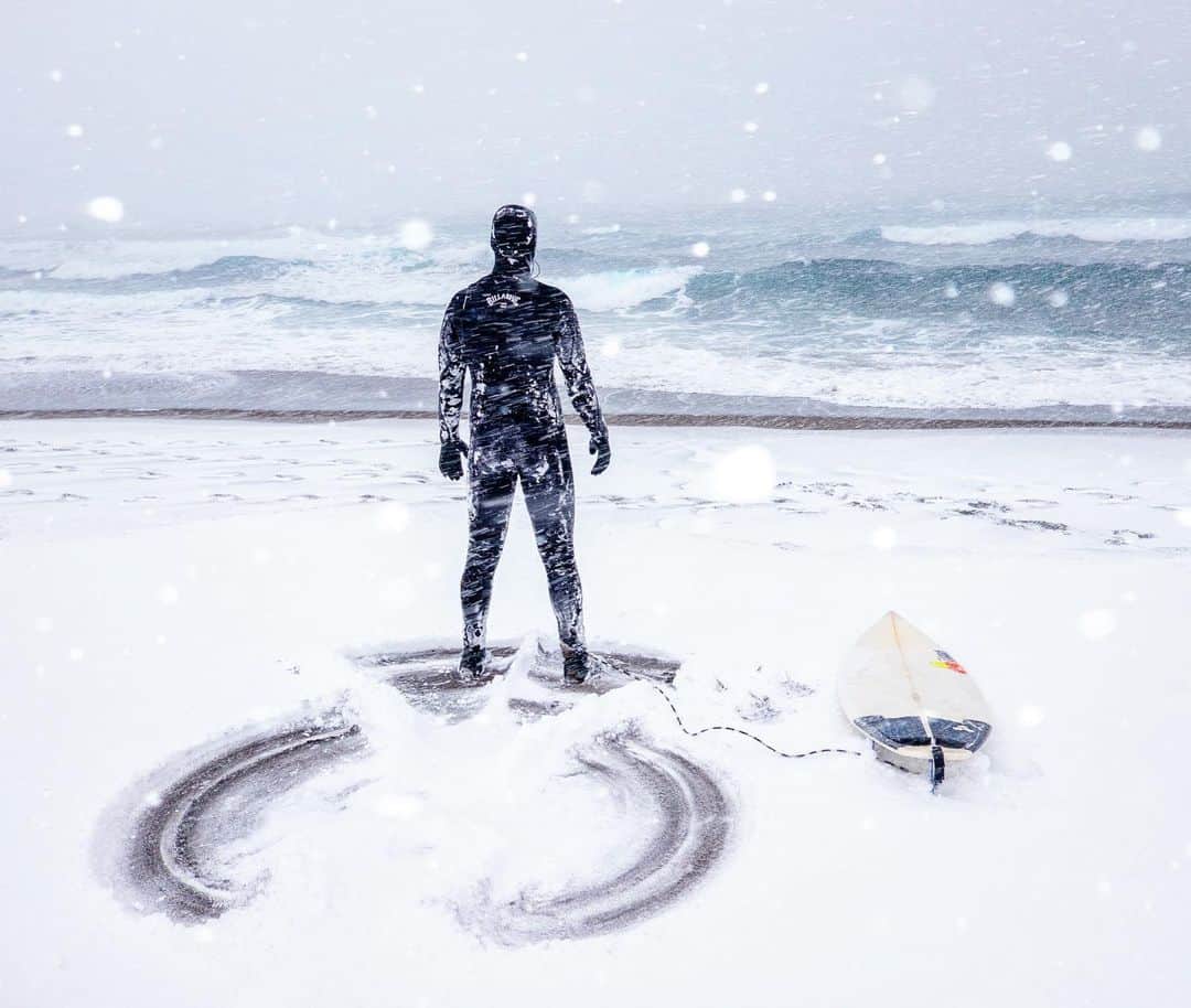 クリス・バーカードのインスタグラム：「“Siberian Wind” they call it, so cold it will make you want to vomit when your fingers thaw out.  Confession...The last time I picked up a camera for proper work was early February. It was northern Japan during a window of dream conditions shooting snowboarding in Hokkaido. We escaped for a day of surfing & were greeted with about as heinous of weather as you could expect, but as always we made the most of it. I can still feel the sting of the cold & hear the whip of the wind. In many ways I’m ok with the fact that it’s been many months since I’ve used my so called “profession” to create an image. Because the ones I have made seem to stick with me for a long time. That is the beauty of rugged & harsh places... the more effort you put in the greater they seem to reward you. It seems silly but I felt a lot of emotion tonight looking back at these images because it brought me so much happiness. The crew, the food, the random 7-11 stops at midnight, the ramen, the language barrier, the frozen fingers, lack of sleep, the onsens. All in the name of creating a story worth sharing.  Thanks @billabong @iwanairesort @billabong_snowboarding @bodemerrill for that last assignment - it was a good one!」