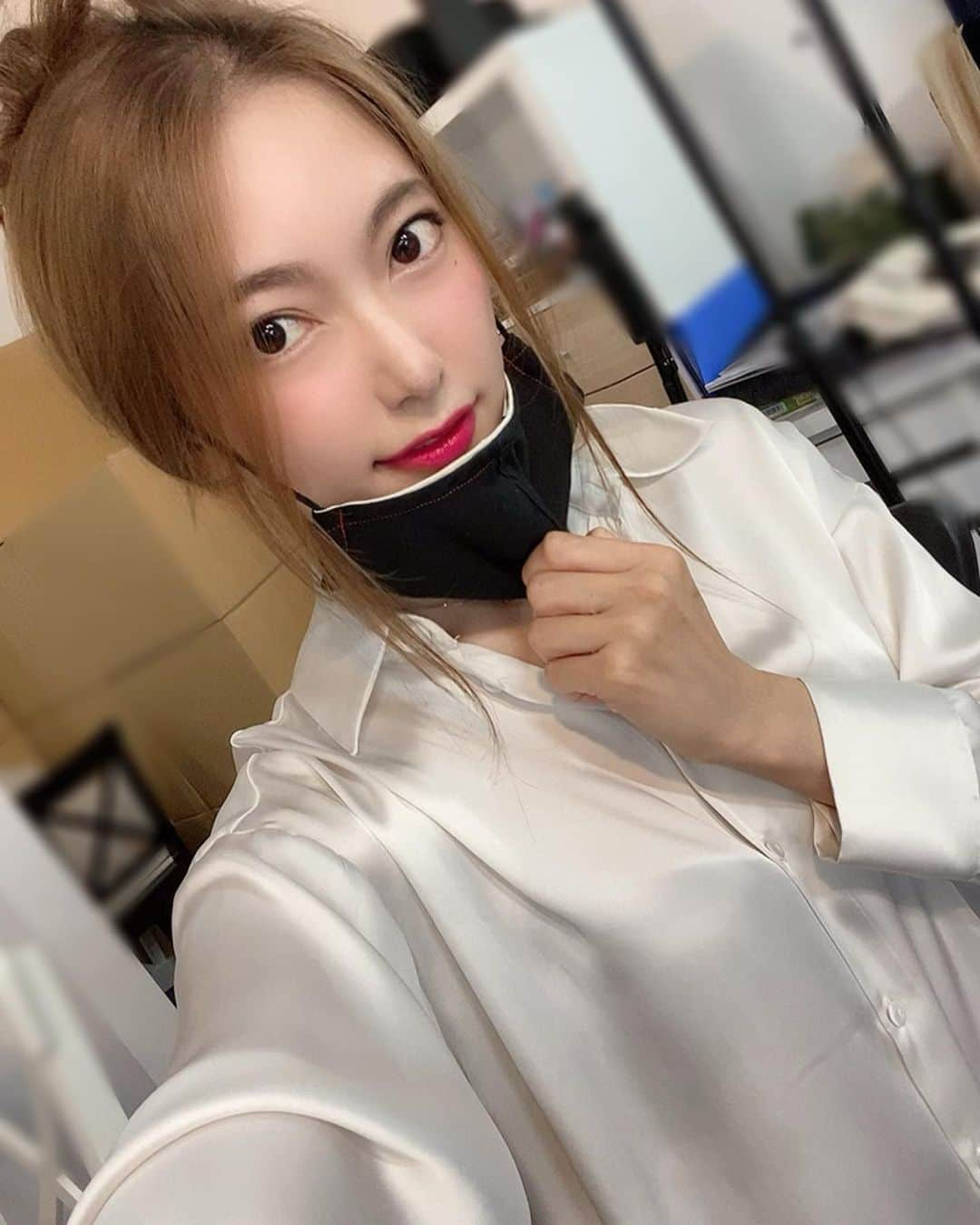 三田羽衣さんのインスタグラム写真 - (三田羽衣Instagram)「前回即完売したコラボマスク😷ですが、リクエストにお応えして第二弾の再販開始です！！ 前回よりも普段使いしやすく、シンプルなブラックとホワイトの2カラーで装飾もないので使いやすいです🥺 . 裏側には私のサイン入り💓🥰 . 前回同様、オリジナルチェキと私の愛用している香水の香りつきのカードに、今回はなんと！私の手書きメッセージもついてくるよー💕 Twitterか、ストーリーのリンクから購入できます！ . #手作りマスク #オリジナル #コラボマスク #再販」5月13日 13時37分 - mita.fujin