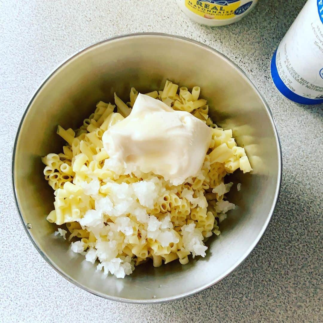 志摩有子さんのインスタグラム写真 - (志摩有子Instagram)「プレートランチ用のマカロニサラダにはベストフーズのマヨネーズが欠かせない。酸っぱくなくてまろやか、少し甘めが美味しいとハワイのコーラルキングダムで教えてもらったので、練乳と砂糖も少々。あとは塩揉みした玉ねぎのみじん切りのみで白く仕上げる。アイスクリームディッシャーで丸くしたいので、細長いマカロニは茹でてからざく切りに。するとくっつきやすくそれらしくなる。以上、プレートランチのマカロニサラダのちょっとしたこだわりでした。  #プレートランチ #マカロニサラダ #ベストフーズリアルマヨネーズ  #白いマカロニサラダ #ちょい甘め」5月13日 13時45分 - ariko418
