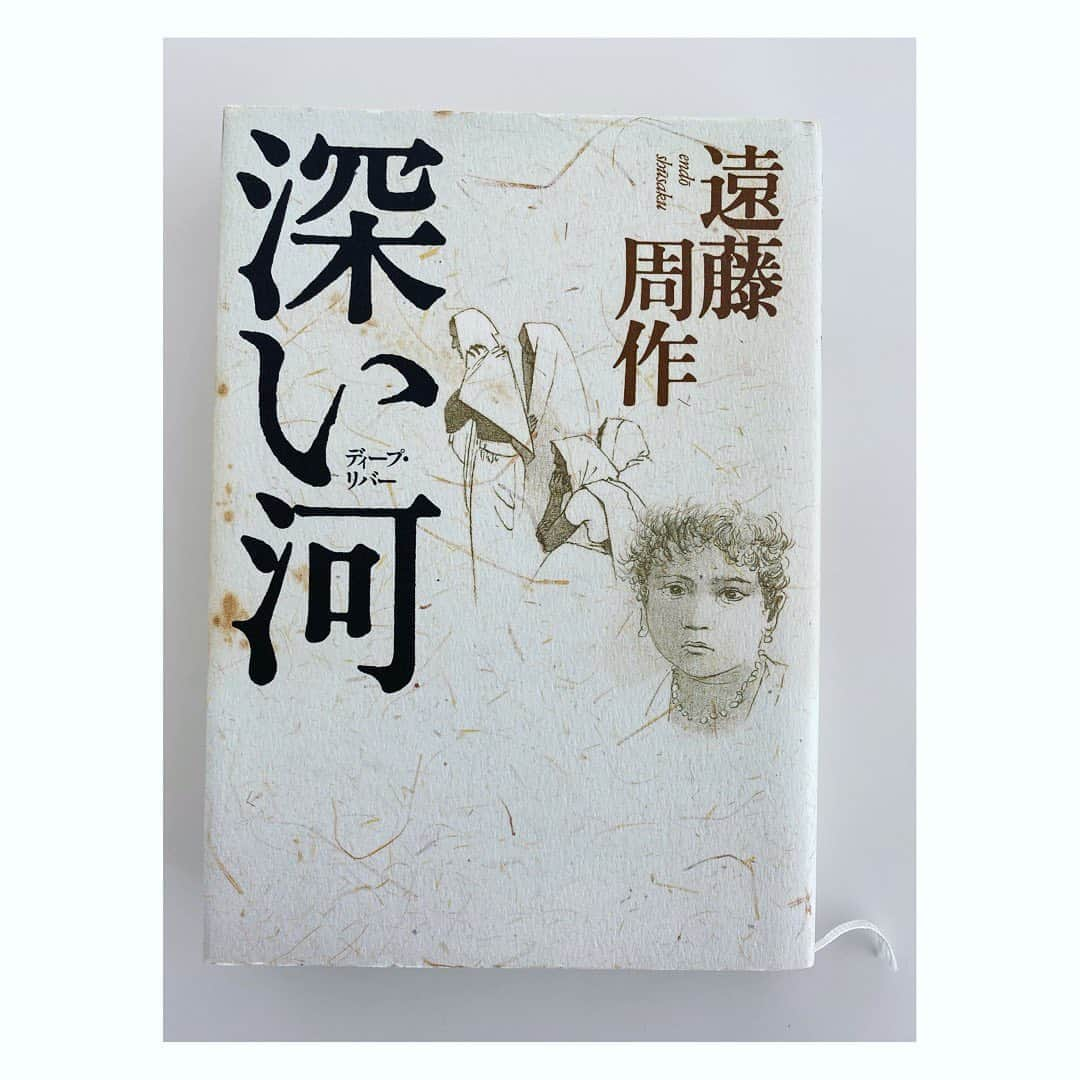 望月理恵さんのインスタグラム写真 - (望月理恵Instagram)「ブックカバーチャレンジ DAY7  遠藤周作「深い河」  20代で読み、今でも 大好きな作品です。  いろんなことを学びました。 そして インドへ行きたい ガンジス川を見たい と、思いました。  #生も死も受け止める河 #ベナレス#ガンジス川 #30歳で初めて行きました。 #夕景がすばらしかったです。 #遠藤周作 #死生観#宗教観#神 #愛 #テーマは難しいですが 一気に読めるぐらいです。 #7日間ブックカバーチャレンジ ですが、、ずっとやっていいですか？😆 まだ載せたい本がww  今日もラジオ @blueocean_tfm 聴いてくださり ありがとうございました。」5月13日 13時45分 - mochiee28