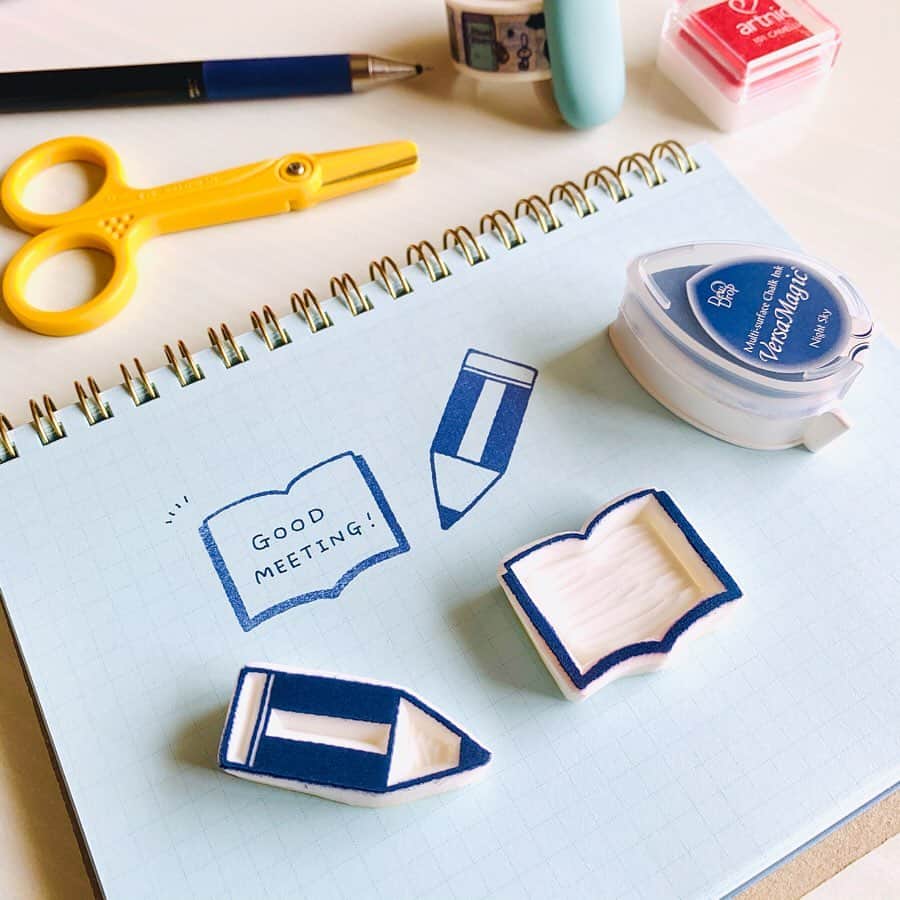 のインスタグラム：「【 GOOD MEETING：初めてでも楽しい消しゴムはんこの世界！】﻿ 小さくて、繊細で、心ときめかずにはいられない消しゴムはんこの世界。スーッとナイフで彫られていく様は見ているだけでも気持ちがよく、ずっと眺めていられるという人も多いはず。そんな消しゴムはんこを、あなたも自分の手で彫ってみませんか？　2020年「紙博」の大人気フライヤーを手がけた消しゴムはんこ作家・ericさんが、はんこを彫るための道具を揃えるところから、はんこの彫り方や道具の使い方まで、基礎を一から丁寧に教えてくれます。﻿ ﻿ 消しゴムはんこを自分で作ってみたいけど、何の道具を揃えたらいいか分からない方のために、こちらの「入門編」ワークショップでは、消しゴムはんこを彫るのに必要なスタートキットをお届け。新しい趣味として気軽に挑戦できる消しゴムはんこを、ぜひこの機会に一緒に始めましょう！﻿ ﻿ ＜eric「道具から揃える消しゴムはんこ-入門編-」開催概要＞﻿ 日時：5月31日（日）12:00～14:00﻿ 定員：8名﻿ 参加費（キット代込・送料別）：一般 ¥6,300（税込）/ 部員 ¥5,800（税込）﻿ 申込み：﻿ 一般：5月15日（金）14:00～5月22日（金）00:00﻿ 部員：5月13日（水）12:00～5月15日（金）12:00﻿ ※部員の方は、部員優先受付期間を過ぎますと、一般価格での受付となります。﻿ ﻿ ▶︎詳しくは「@tegamisha」プロフィールのハイライト「GOOD MEETING」より公式サイトへ﻿ ﻿ ◎GOOD MEETINGって何？﻿ 手紙社が敬愛する作り手やお店のオーナー、書き手やパフォーマー、あらゆるジャンルの気になる方々をナビゲーターにお迎えして、Zoom上で講座やワークショップ、部活動的な集い、暮らしにまつわる情報交換を行う場です。﻿ ﻿ #手紙社#手紙舎#tegamisha#GOODMEETING#グッドミーティング#eric#消しゴムはんこ#はんこ#スタンプ#stamp#紙もの#paper#入門編」