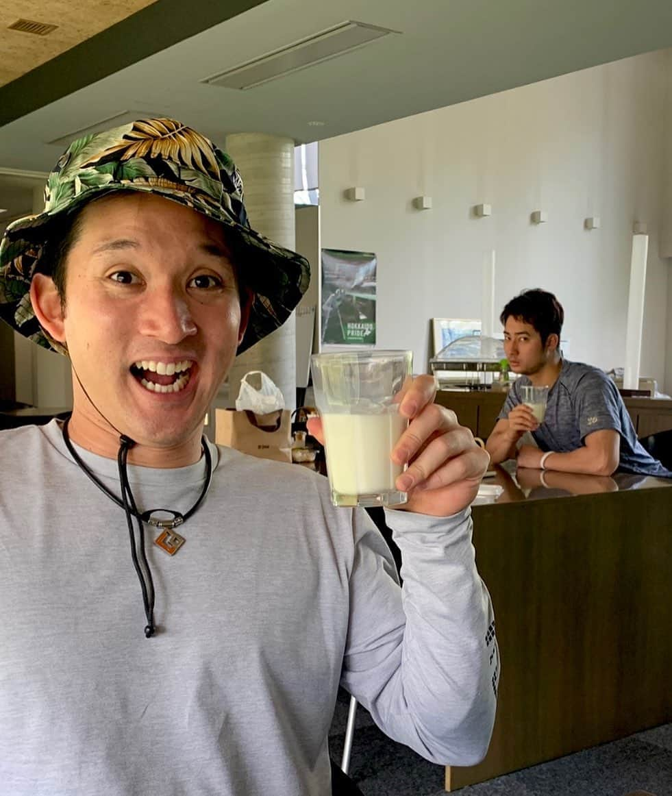 杉谷拳士さんのインスタグラム写真 - (杉谷拳士Instagram)「北海道の酪農家のみなさん、いつもおいしい牛乳をありがとうございます🐄  チームメイトにも勧めながら、ぼくも毎日栄養満点の牛乳をいただいています🥛 学校の休校が続き、給食がストップしたことで、牛乳をはじめとした、一次産業への影響も心配しています。。 そして、ぼくたちが美味しく牛乳をいただけているのは、牛さん、加工・配送・販売される方々など、流通に携わる全ての皆様のおかげです🙇‍♂️ ありがとうございます‼︎(๑˃̵ᴗ˂̵) . ひとつのものごとには沢山の方が関わっていて、それは、野球も食べ物も一緒です⚾️ . 北海道の宝物をみんなで支えましょう😊‼︎ . #牛乳 #COWエール #milk #北海道の宝物 #おうち時間 #野球 #感謝 #ありがとう #需要と供給 #高校ぶりに社会科の勉強中 #浅間大基 #max」5月13日 13時52分 - kenshi.02