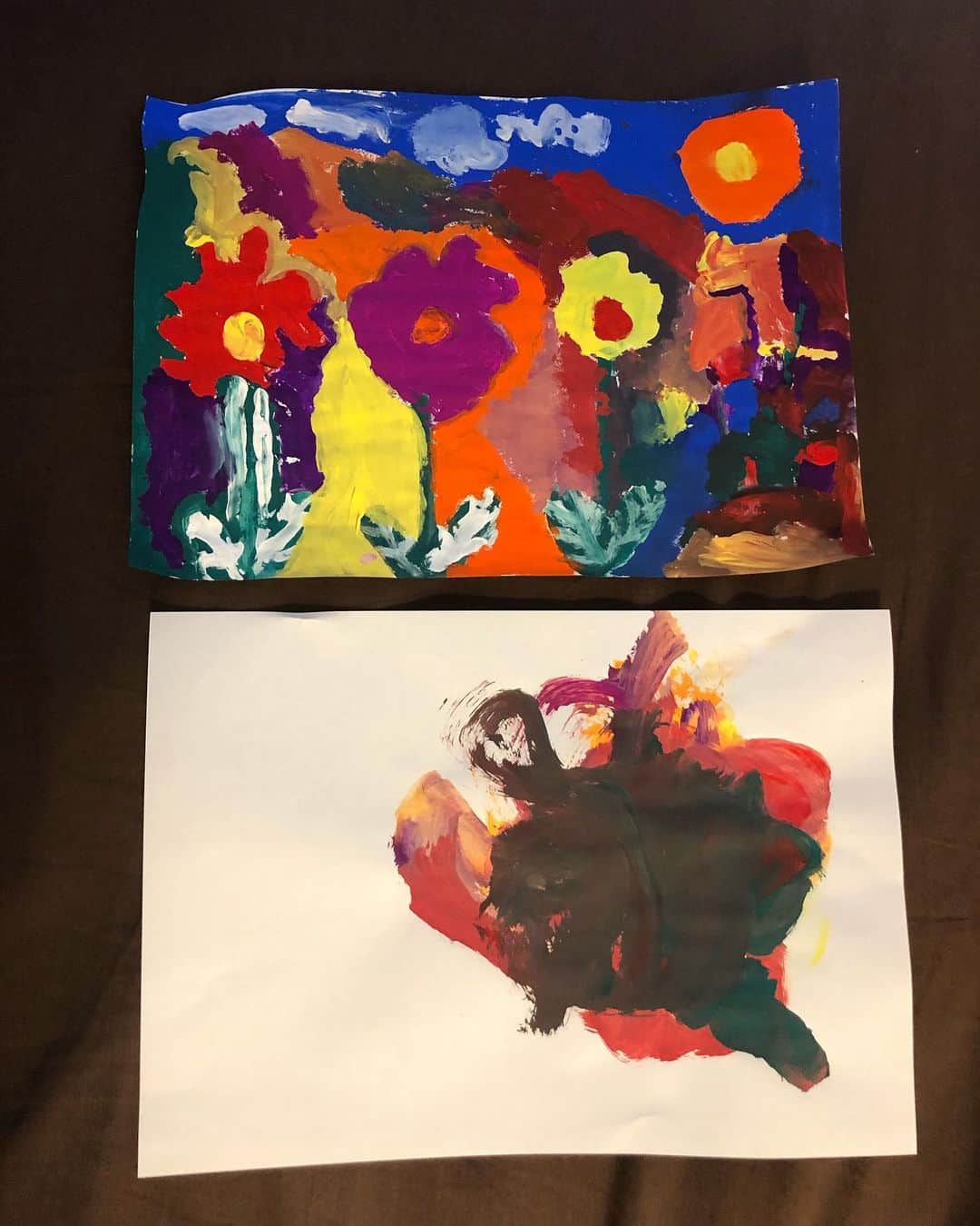 中岡由佳さんのインスタグラム写真 - (中岡由佳Instagram)「五月晴れ。この時期の気持ちの良い空気、最高！今朝、ステイホームで子供達が絵の具で描いた絵。5歳の娘と3歳の息子のアートは壁に貼ろう。 #art」5月13日 13時55分 - yuka_nakaoka