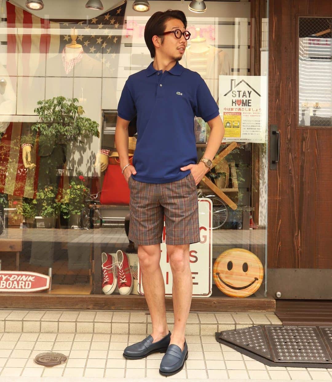 のインスタグラム：「本日のSTYLE  SOUTIENCOLのバミューダは落ち着いた色味のマドラスチェックで 合わせやすくて最高。 アイビーなスタイリングによく似合バミューダは探すとないですね〜 是非お試しを。  #shirt#LACOSTE #shorts#soutiencol #shoes#paraboot #ivystyle#trad#surf #Freeportueno#tokyo#上野セレクトショップ」