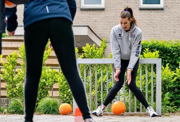 ロビン・デクライフさんのインスタグラム写真 - (ロビン・デクライフInstagram)「Gister is SchoolVolley+ van start gegaan! Een super mooi initiatief van @volleybalnl om scholen te helpen en kinderen weer een stukje sport en plezier te geven in deze “Corona tijden”. Ik had in ieder geval de grootste lol 😁 Bedankt basisschool de horizon! Pc: @rhf_agency」5月13日 19時38分 - robindekruijf