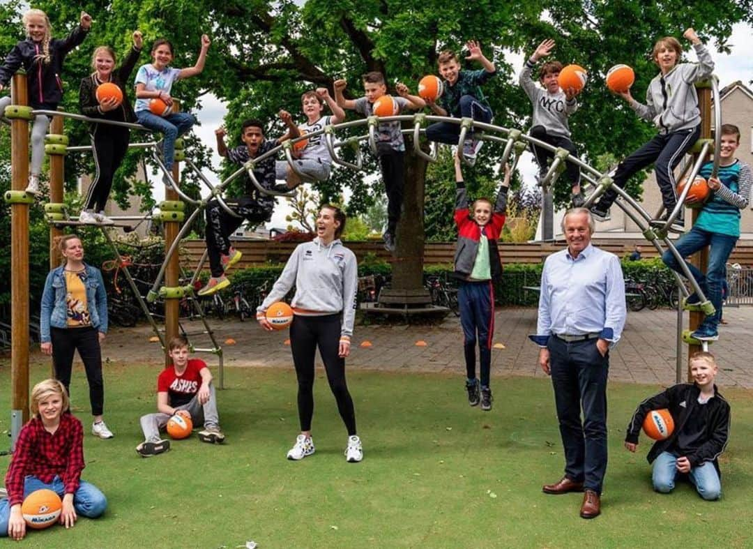 ロビン・デクライフさんのインスタグラム写真 - (ロビン・デクライフInstagram)「Gister is SchoolVolley+ van start gegaan! Een super mooi initiatief van @volleybalnl om scholen te helpen en kinderen weer een stukje sport en plezier te geven in deze “Corona tijden”. Ik had in ieder geval de grootste lol 😁 Bedankt basisschool de horizon! Pc: @rhf_agency」5月13日 19時38分 - robindekruijf