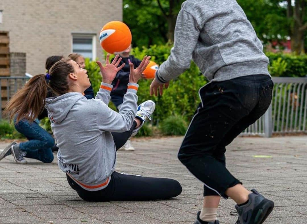 ロビン・デクライフさんのインスタグラム写真 - (ロビン・デクライフInstagram)「Gister is SchoolVolley+ van start gegaan! Een super mooi initiatief van @volleybalnl om scholen te helpen en kinderen weer een stukje sport en plezier te geven in deze “Corona tijden”. Ik had in ieder geval de grootste lol 😁 Bedankt basisschool de horizon! Pc: @rhf_agency」5月13日 19時38分 - robindekruijf