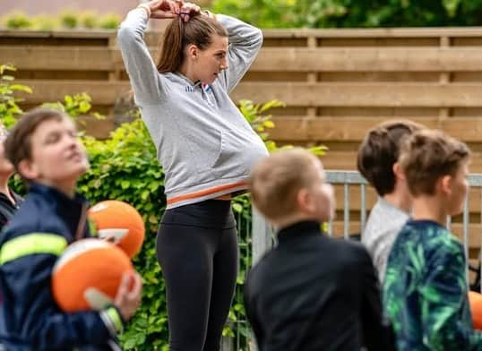 ロビン・デクライフさんのインスタグラム写真 - (ロビン・デクライフInstagram)「Gister is SchoolVolley+ van start gegaan! Een super mooi initiatief van @volleybalnl om scholen te helpen en kinderen weer een stukje sport en plezier te geven in deze “Corona tijden”. Ik had in ieder geval de grootste lol 😁 Bedankt basisschool de horizon! Pc: @rhf_agency」5月13日 19時38分 - robindekruijf