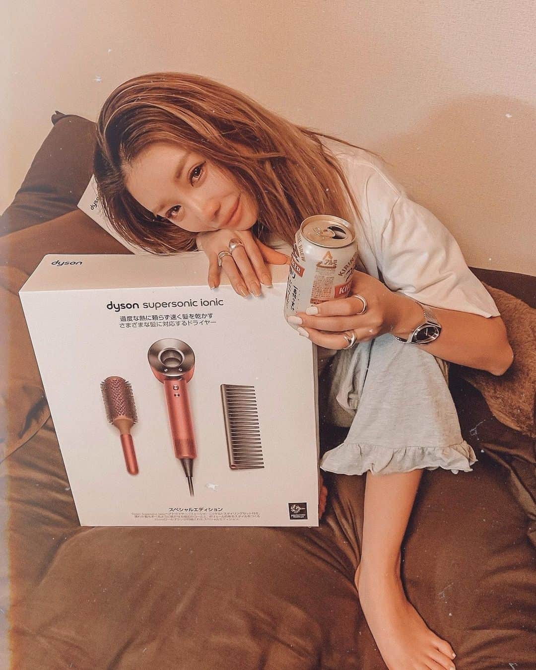 ✷kana✷のインスタグラム：「わたくしごとではありますが、 本日5/13、誕生日を迎えました。 どうせ聞かれるだろうから言っちゃいますが、、とうとう30代スタートです🤣😂 年齢に恥じぬ生き方ができるよう、 あえて公表しときます笑 . こんな時期なのでだいすきな友達と 会えなかったのが残念だけど、 お家で盛大に祝ってもらいました♡ 高級前沢牛のステーキにお酒にケーキ、 欲しかったドライヤーに、 好きなブランドのTシャツ（見えてない） 自分で買う予定だったパナのスチーマーまで🧖🏽‍♀️ 幸せです、、。 泣き腫らしたような顔してるのは、 不時着観て爆泣き後です。 ドラマです笑　下パジャマだし←タイミング . メッセージにLINE、 ギフト送ってくれたお友達、 アカウント名からの情報だけでDMくださった フォロワーの方々も、、 ほんとにありがとう！😭🥺✨ あまり目立ちたくないのでこの辺で。 （いちいちうざw） はぴばすでーわたし！」