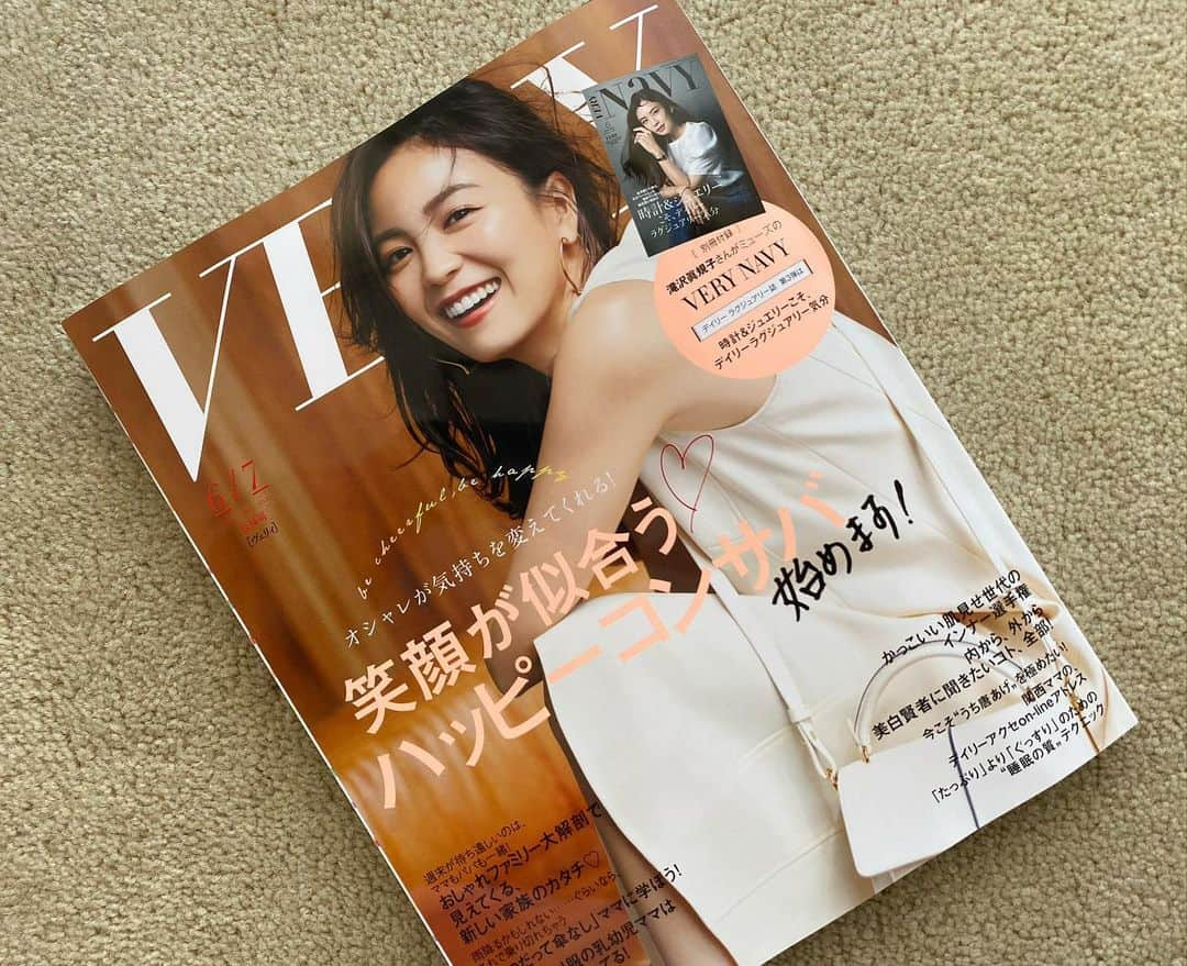 金子綾さんのインスタグラム写真 - (金子綾Instagram)「@veryweb.jp 6.7月号 表紙  @mikko1104 の笑顔に癒される♡  #mywork  #stylingbyme」5月13日 19時34分 - ayaaa0707