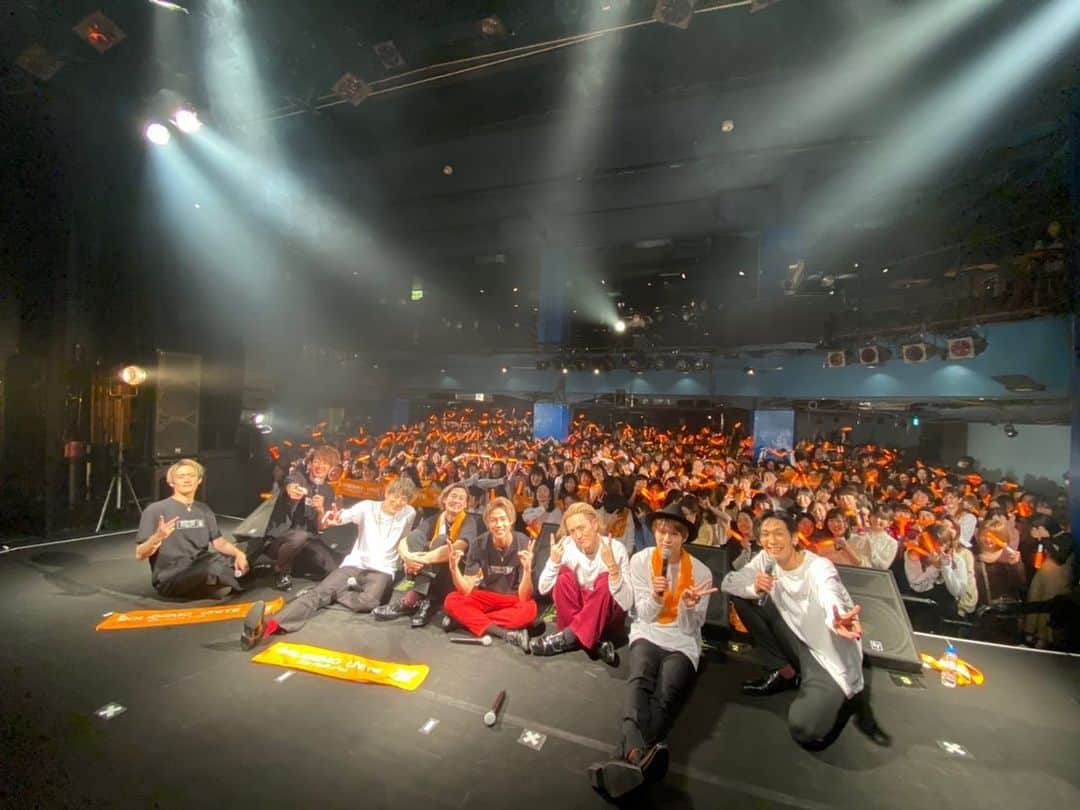 向山毅さんのインスタグラム写真 - (向山毅Instagram)「「SOLIDEMO 5th TOUR 2020 UNITE」 終了しました。 神奈川公演、福岡公演ファイナルの中止。Collarsの皆さんと育てて来たツアー！ 最後までUNITE出来なかった事。 楽しみにして下さってたCollarsの皆さんや初めてライブを観に来てくださる予定だった皆さん、すみません。 地元福岡で完全燃焼したかった。ただいま〜っちまた言いたかった！！お帰り〜っち声援に包まれたかった。  初日東京公演から大阪公演までのwith Collarsでの最幸の思い出写真！！ 色んなことがありましたが、どれも良い思い出です！！ また６th Tourが出来ますように。 １日も早くこの事態が終息に向かいますように。 みんなが元気で安心して過ごせますように。  2020年1月31日(金)＜東京＞新宿ReNY 開場17:45/開演18:30  2020年2月7日(金)＜宮城＞仙台darwin 開場18:00/開演18:30  2020年2月8日(土)＜埼玉＞HEAVEN’S ROCK さいたま新都心 VJ-3 開場17:00/開演17:30  2020年2月9日(日)＜千葉＞柏PALOOZA 開場17:00/開演17:30  2020年2月15日(土)＜広島＞BLUE LIVE HIROSHIMA 開場16:45/開演17:30  2020年2月16日(日)＜愛知＞名古屋ボトムライン 開場16:45/開演17:30  2020年2月24日(月･祝)＜大阪＞umeda TRAD 開場16:45/開演17:30  中止　2020年2月29日(土)＜神奈川＞横浜ランドマークホール 開場16:45/開演17:30  中止　2020年3月1日(日)＜福岡＞福岡スカラエスパシオ 開場16:45/開演17:30  #SOLIDEMO #TOUR #LIVE #UNITE #Collars  #artist #singer #vocalist #group #acappella #chorus  #japan #tokyo  #地元 #福岡 #地元愛」5月13日 19時36分 - take_solidemo