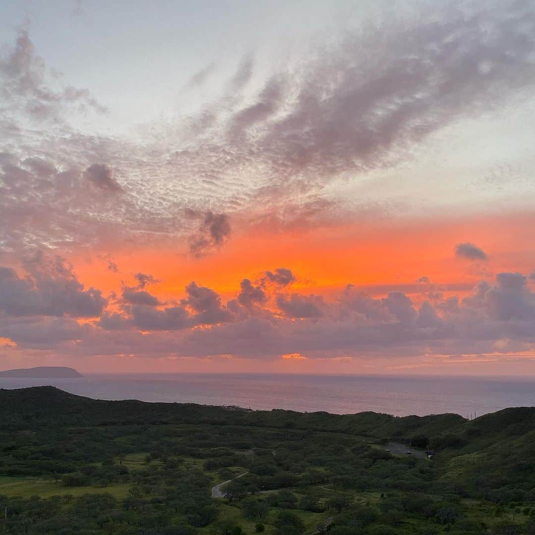 尾崎ありささんのインスタグラム写真 - (尾崎ありさInstagram)「🌄 ﻿ ﻿ ﻿ ﻿ #過去pic #travel #mountain #love #amazing #hawaii #sky #trip #traveler #hiking #sunrise #waikikibeach #beach #waikiki #vacation #beautiful #ハワイ #ワイキキ #旅行 #ハワイ旅行 #山 #空 #朝日 #diamondhead  #東カレ倶楽部 #旅 #旅スタグラム #日の出 #ハワイ好きな人と繋がりたい #ハワイ好き」5月13日 19時36分 - also1219