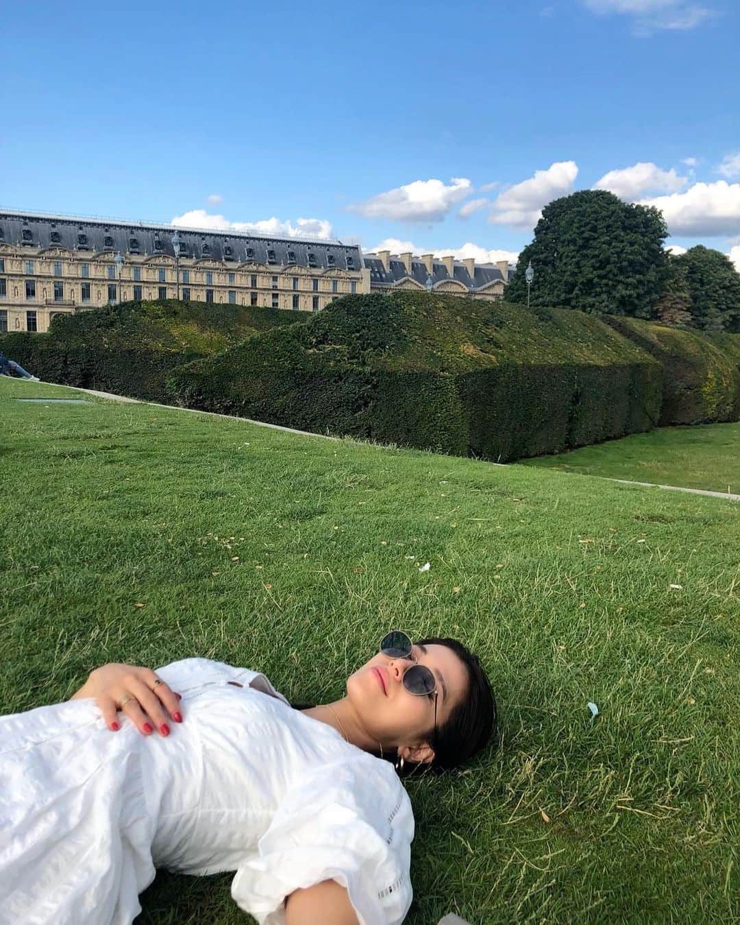 上原歩さんのインスタグラム写真 - (上原歩Instagram)「28°🌞🦋🌞🦋 あついけど芝生でゴロゴロしたい これはパリの写真です🏛🌳 ・ 私は今から苦手なアレにチャレンジ 失敗したら報告はしません🙊 ・ #love #life #sunnyday」5月13日 14時13分 - ayumiuehara