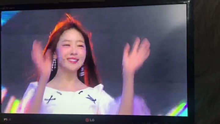 ユジョンのインスタグラム：「바람이 강하던 날의 의도치않은 깐유동😉」