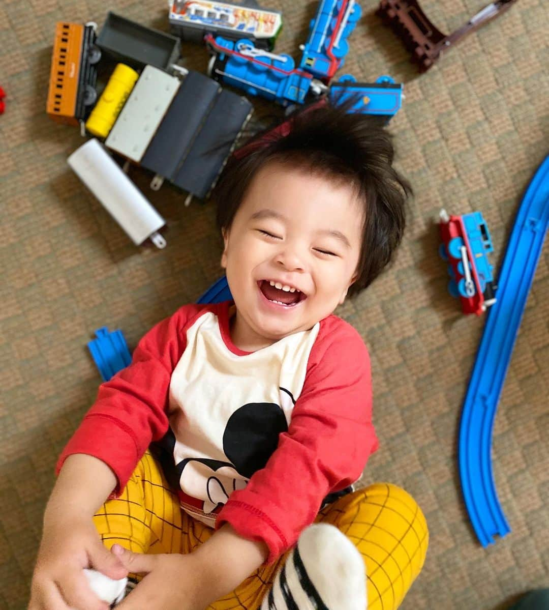 小川ひとみさんのインスタグラム写真 - (小川ひとみInstagram)「Babyから少しずつ男の子に…🥰 プラレール、 私が楽しくてレールを沢山繋げていると 片っ端から破壊してきます🚃 コラーっ❤️と怒るとこと満面の笑み👶🌈 #love #一歳四ヶ月」5月13日 14時20分 - hitomy220