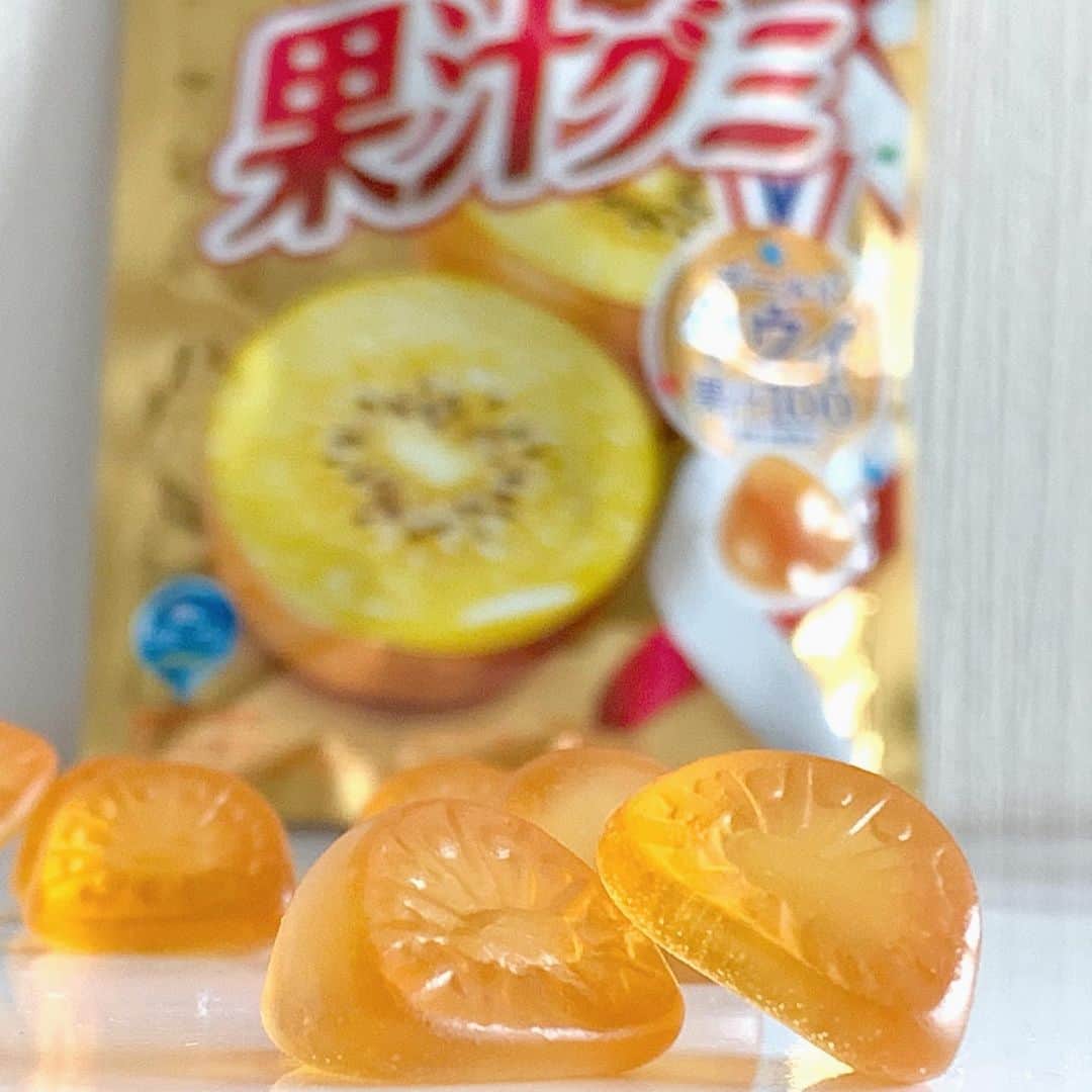 日本グミ協会さんのインスタグラム写真 - (日本グミ協会Instagram)「果汁グミもゴールドキウイですね！最近流行の味だと思います！  味はさすが果汁グミ！申し分ないですね！これからの季節は絶対冷やしたらより美味しいと思います！  さて、こちらの果汁グミ、オリンピックのゴールドスポンサーだからゴールドパッケージなのだと思いますが、あけ口にトラップがあります！！笑 ぜひ読んでみてください。  日本グミ協会はパッケージも大切にしたいと思ってます！  #日本グミ協会 #グミ #グミ好き #グミ好きな人と繋がりたい #グミを広めたい ㅤ #おかし #おうち時間 #おうちグミ  ㅤ #果汁グミ #ゴールドキウイ #キウイ #🥝 #🥇 #gummy #sweets #candy #stayhome」5月13日 14時21分 - gummy_japan