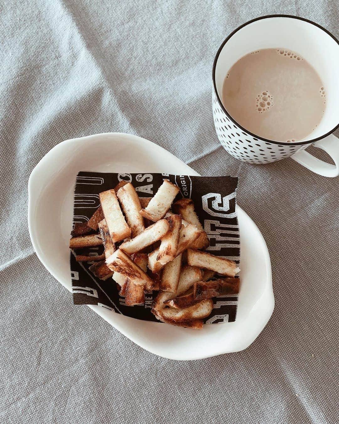 春名亜美さんのインスタグラム写真 - (春名亜美Instagram)「先日、ストーリーズにUPした、残った食パンの耳で作ったラスクの作り方🍞 また、沢山ご質問頂いたので、簡単すぎて載せる必要あるのか疑問ですが、載せます 笑 ◆材料◆ 食パンの耳…サンドウィッチ用4枚分くらい マーガリン…10gくらい 砂糖…大さじ1  ①熱したフライパンにマーガリンを入れて、食パンの耳を入れて、少し焦げ目がつくまで炒める。 ②グラニュー糖を入れて、グラニュー糖が溶けて、パンの耳に絡まったら完成✨ めちゃくちゃ簡単だけど、息子たちのおやつに良かった🥛 ・ ・ ・ #おうち時間 #おうちおやつ #ラスク」5月13日 14時21分 - amiharunaami