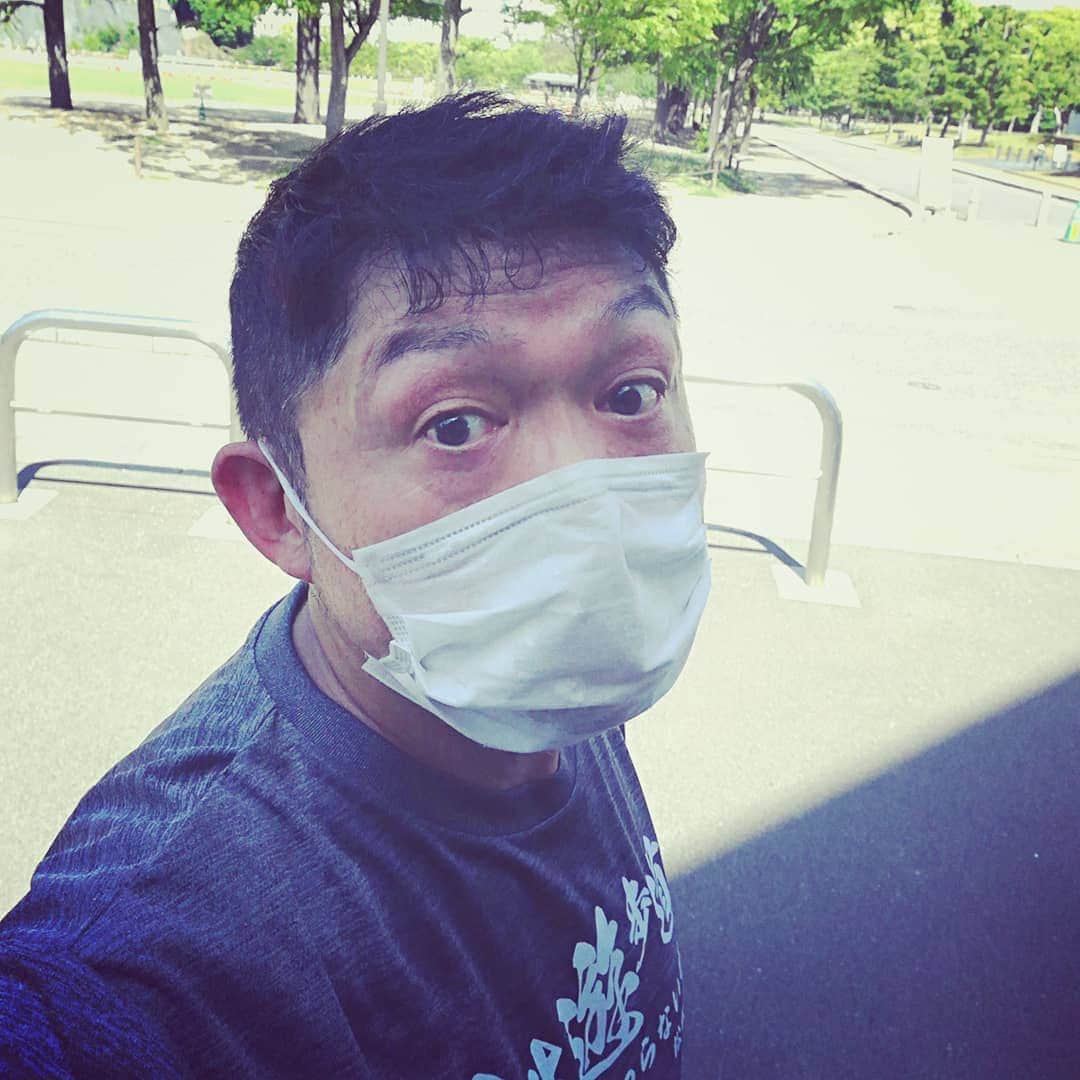 松本隆博のインスタグラム：「。 今日は午前中テレワーク だったから午後からジョギング。 いやぁー日差しが刺すね～ …で！ ここで一句(^-^) 日焼けあと… 四角く残る… コロナ禍な… (^_^) 遂に夏物の衣類必要、、 県外移動できる日を待って たけれどもう無理…短パン 欲しい、、 レッツゴーしま○ら ～人生遊歩道～」