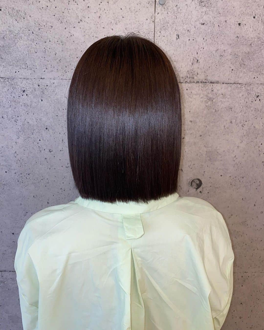 吉澤友貴さんのインスタグラム写真 - (吉澤友貴Instagram)「だいぶバッサリいったー❤︎イメチェン💖 髪の毛明るくしたくなくてバッサリ行きたくてでも暗くて短いと子供っぽくなるかなぁと不安だったけどめちゃいい感じになった🥺❤︎ 、 井上さんありがとうございます💓 @chisaki_inoue 、 ツヤッツヤサラッサラにもしてくれてモテそう❤️🥺 、 てか井上さんのコロナ対策バッチリすぎた😂👍 @rrsalon.aoyama」5月13日 14時28分 - yuki_yoshizawa_