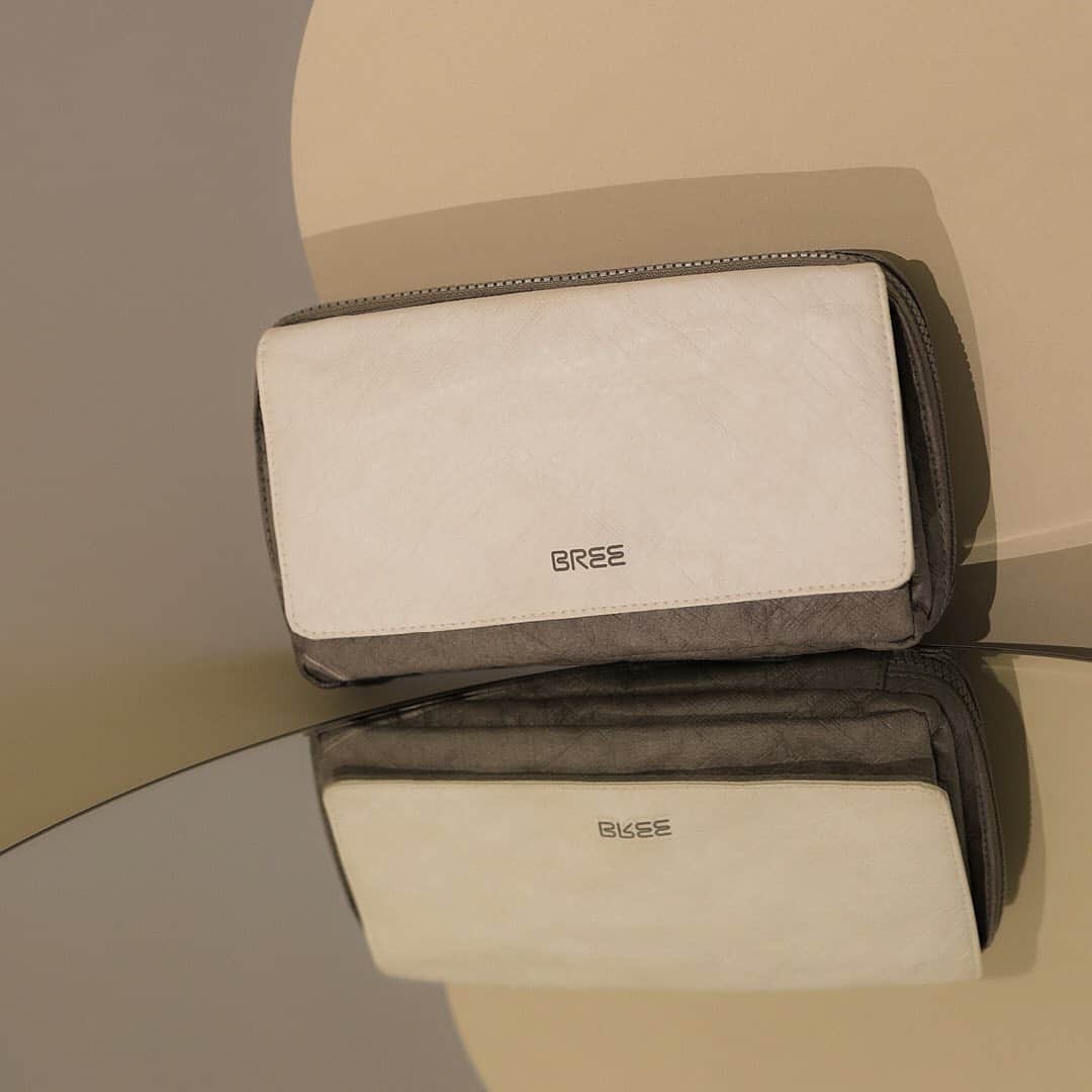 ブリーのインスタグラム：「Our VARY is made of tyvek material, that can be recycled 100%. Fashion meets sustainability. . . . #breesince1970 #madetomakeadifference #breevolution #handbags #tyvek #purequality #sustainablefashion」