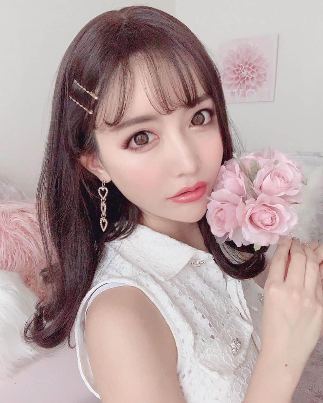 吉川ちえさんのインスタグラム写真 - (吉川ちえInstagram)「🌸🌸🌸🌸🌸🌸 . 暇だから化粧の練習～💄💗 化粧しないと仕方忘れるよね🤲ww 頼んでた暗めのウィッグかぶってみた🥺 . #selfie #ウィッグ #make #メイク」5月13日 14時41分 - yoshikawachie_16