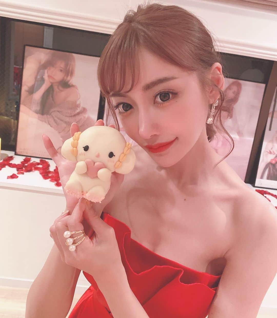 明日花キララのインスタグラム：「みゅんっ🥐 #将来の夢はおにぎり🍙 #こぎみゅんの誕生日🎂5/7」