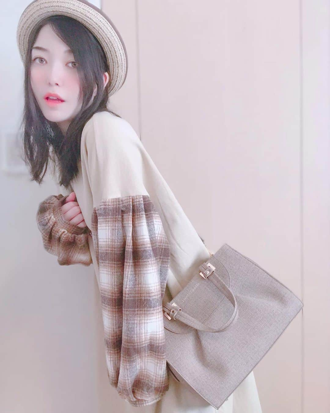 すずきあすかさんのインスタグラム写真 - (すずきあすかInstagram)「新しく @happy_candle_official さんのバッグをGET👜 いつも大体A4くらい（でもA4入れるとはみ出る）のバッグを使ってたんだけど、もう少しコンパクトなのが欲しかったからちょうどいい！ . 私はショルダー派なんだけど、肩ひもを外せばハンドバッグとしても使えるし、ショルダーにしてる時も持ち手がついてると便利度合いが段違いだよね✨ ブラウンで色んなコーディネートにも合わせやすいし、きれいめもカジュアルもいけるからヘビロテ決定～🐈♪ . . #happycandle #ハッピーキャンドル #ハピキャン #麦わら帽子 #麦わら帽子コーデ #自撮り #自撮り女子 #女子 #selfie #girlsselfie #girl #strawhat #コーディネート #コーデ #coordinate #ファッション #fashion #おしゃれ #おしゃれさんと繋がりたい #あすにゃんコーデ」5月13日 14時48分 - suzukiasukadesu