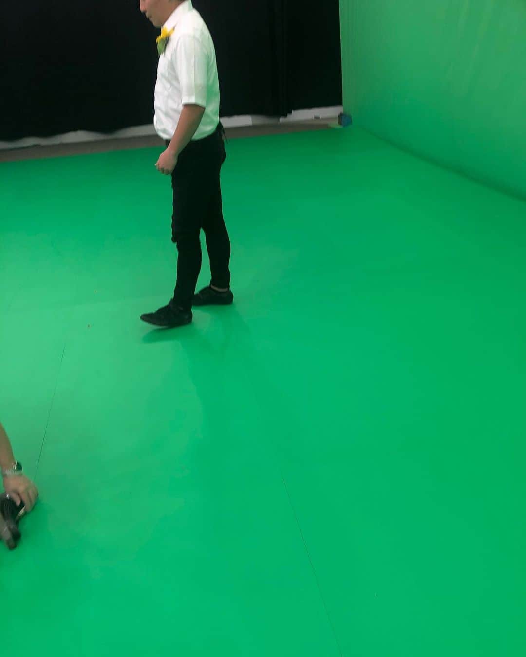 きむちゃんのインスタグラム：「ソーシャルディスタブチンスをして仕事  #ソーシャルディスタンス #今日外暑い #マスクめちゃ暑い #いきなりステーキのマスク欲しい #それに小さい扇風機つけて欲しい #出来ればラメとかもつけて欲しい #裏は和柄とかもして欲しい」