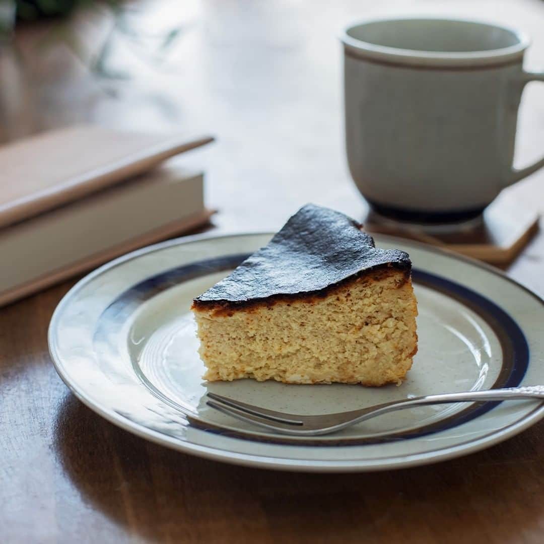 土屋鞄さんのインスタグラム写真 - (土屋鞄Instagram)「本を読んでいると、物語に登場した料理がふいに食べたくなったりしませんか。読み進めながら味を想像して、バスクチーズケーキをつくってみました。ほろ苦い焦げが香ばしくて。ほんの少し、主人公と同じ気持ちになれました。 ・ #バスクチーズケーキ #料理 #暮らしを愉しむ #土屋鞄 #土屋鞄製造所 #basquecheesecake #stayhome #tsuchiyakaban」5月13日 15時00分 - tsuchiya_kaban