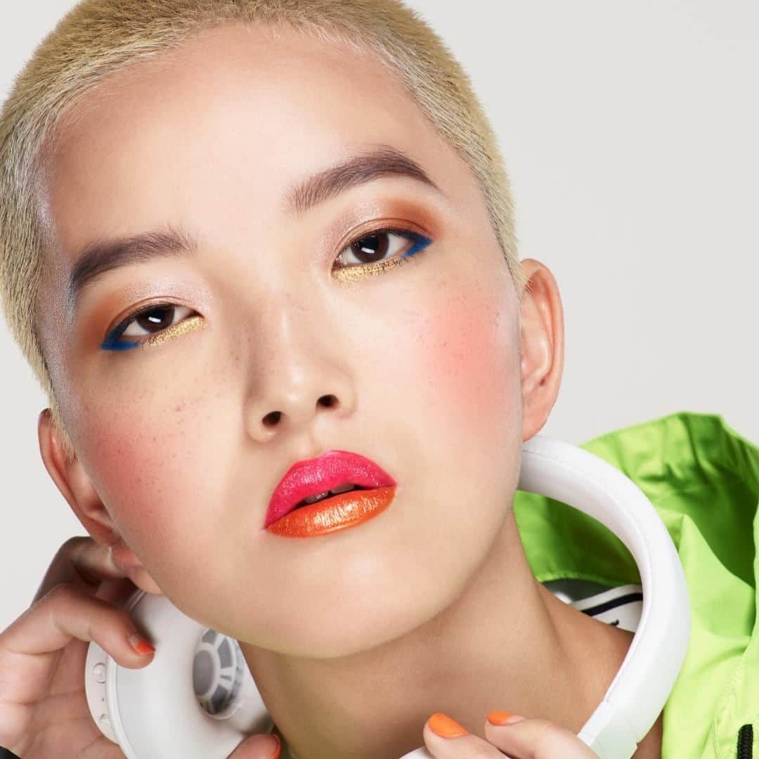のインスタグラム：「Onitsuka Tiger × shu uemura :  Shine your everyday with a collaborative pair of sneakers and 12 cosmetic items consisting of vivid key colors of Tokyo Red, energy orange, and indigo blue, creating stylish and uplifting energetic moods. #stayhome #shuuemura #ONITSUKATIGER #DELEGATIONEX」