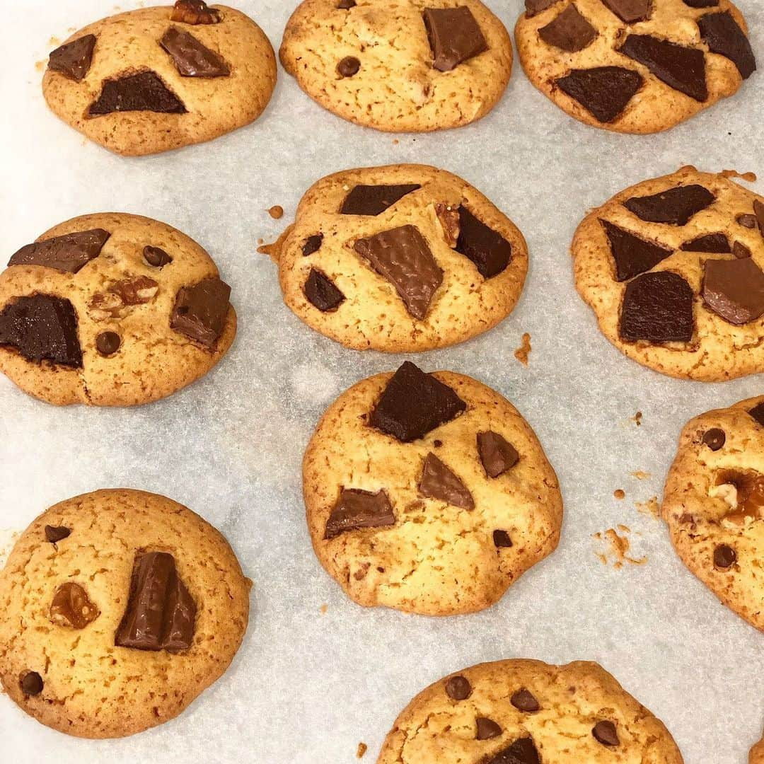 小林悠さんのインスタグラム写真 - (小林悠Instagram)「3時のおやつ🍪  今日は子供達と奥さんがクッキー🍪を作ってくれました😄  このクッキー🍪グルテンフリーでバター不使用のクッキーなんです😌  体に優しいクッキーでした🍪  作っている2人の後ろ姿がとてもキュートで癒されました☺️」5月13日 15時15分 - kobayashiyu11