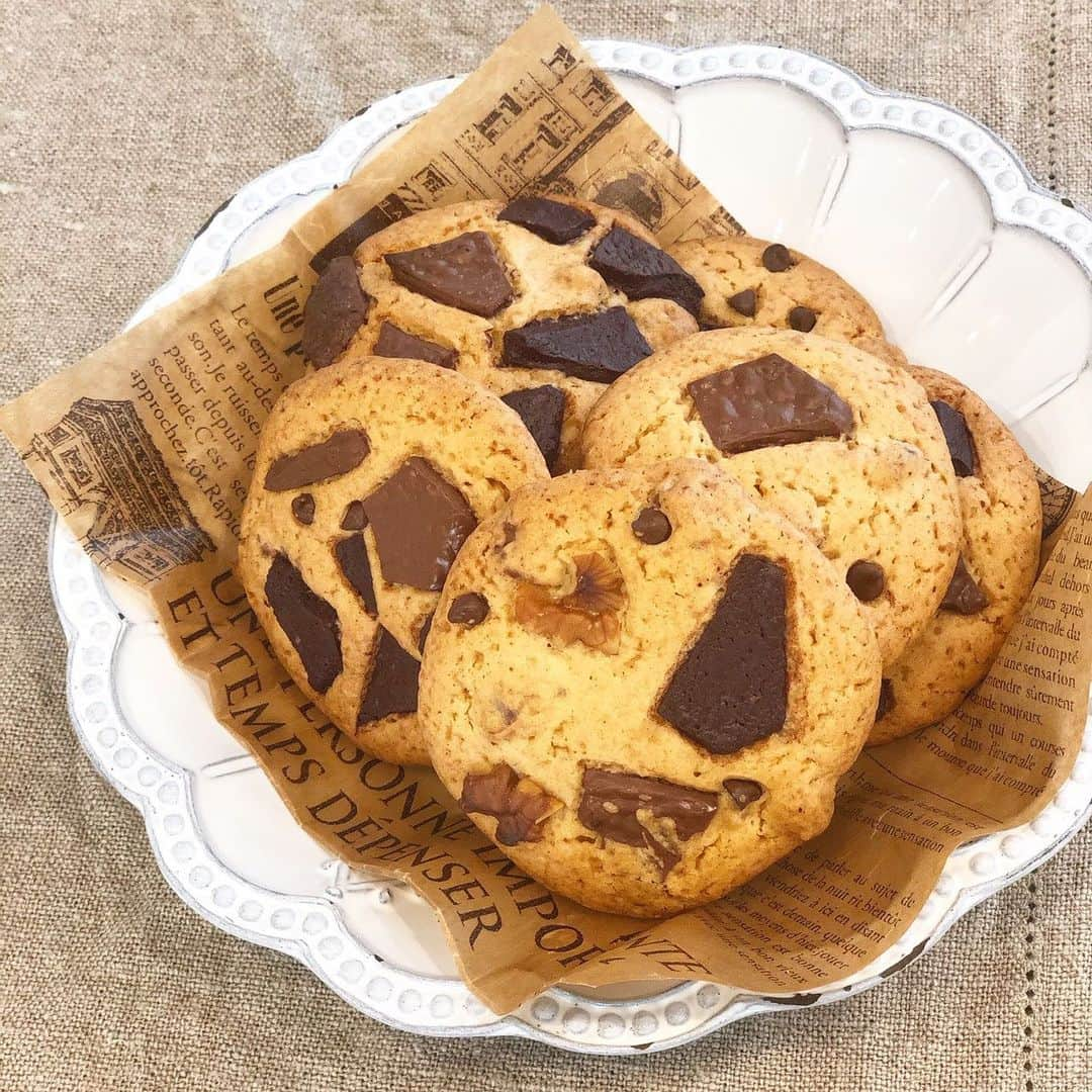 小林悠さんのインスタグラム写真 - (小林悠Instagram)「3時のおやつ🍪  今日は子供達と奥さんがクッキー🍪を作ってくれました😄  このクッキー🍪グルテンフリーでバター不使用のクッキーなんです😌  体に優しいクッキーでした🍪  作っている2人の後ろ姿がとてもキュートで癒されました☺️」5月13日 15時15分 - kobayashiyu11