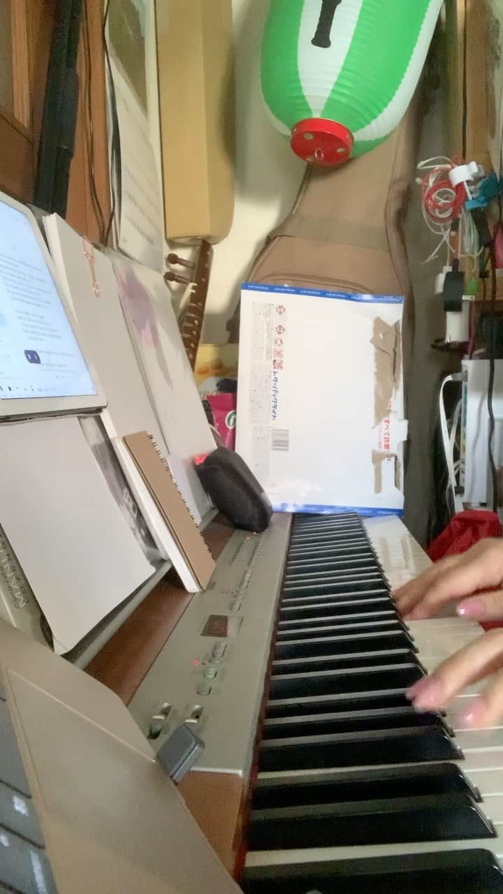 のインスタグラム：「自分の曲も練習しなきゃね😅キボウを持って毎日過ごす大切さ。Need to practice my own #songs too😵Wrote this song called “KIBOU” which means ‘HOPE’ in Japanese. It was a theme song for one of the Japanese dramas that was out here in Japan a few years back. Remember, these r practice sessions which means I’m allowed to make mistakes. lol #piano #singer #songwriter #artist #tokyo #japan #おうち時間 は練習の時間。」