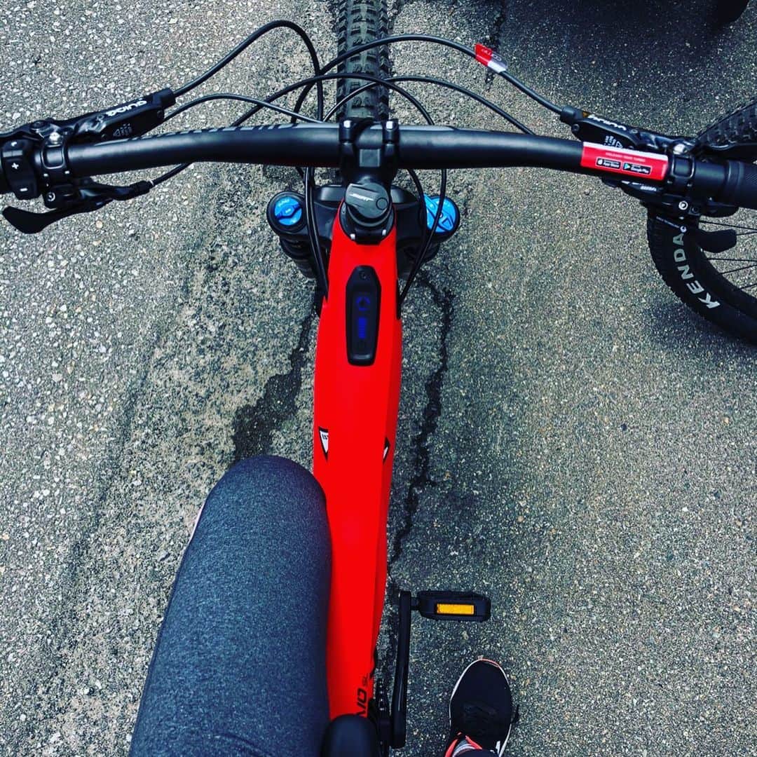 三星マナミのインスタグラム：「・ ・ Happy mother's day💐 ・ ・ @specialized_japan から最近リリースされた#ebake 試乗を兼ねて、お馴染み最寄り湖の北竜湖までファミリーツアーへ🚴‍♀️🚴‍♂️🚴‍♀️🌞✨ ・ ・ 電動アシストMTB🚴‍♀️ 様々な角度から考えてもサイクルタイムの楽しみ方をユーザーに合わせて多様な方向へ引き上げ導いてくれる可能性に満ちいて感動のツアータイムをもらいました💗✨ ・ ・ Love my family💗 ・ Thanks for @compasshouse  @smile_ueno  #teamueno #家族の時間  #specializedlevosl #Turbolevosl  #levosl #nozawaonsen #nozawaonsensnowresort  #リーヴォ  #スペシャライズド」