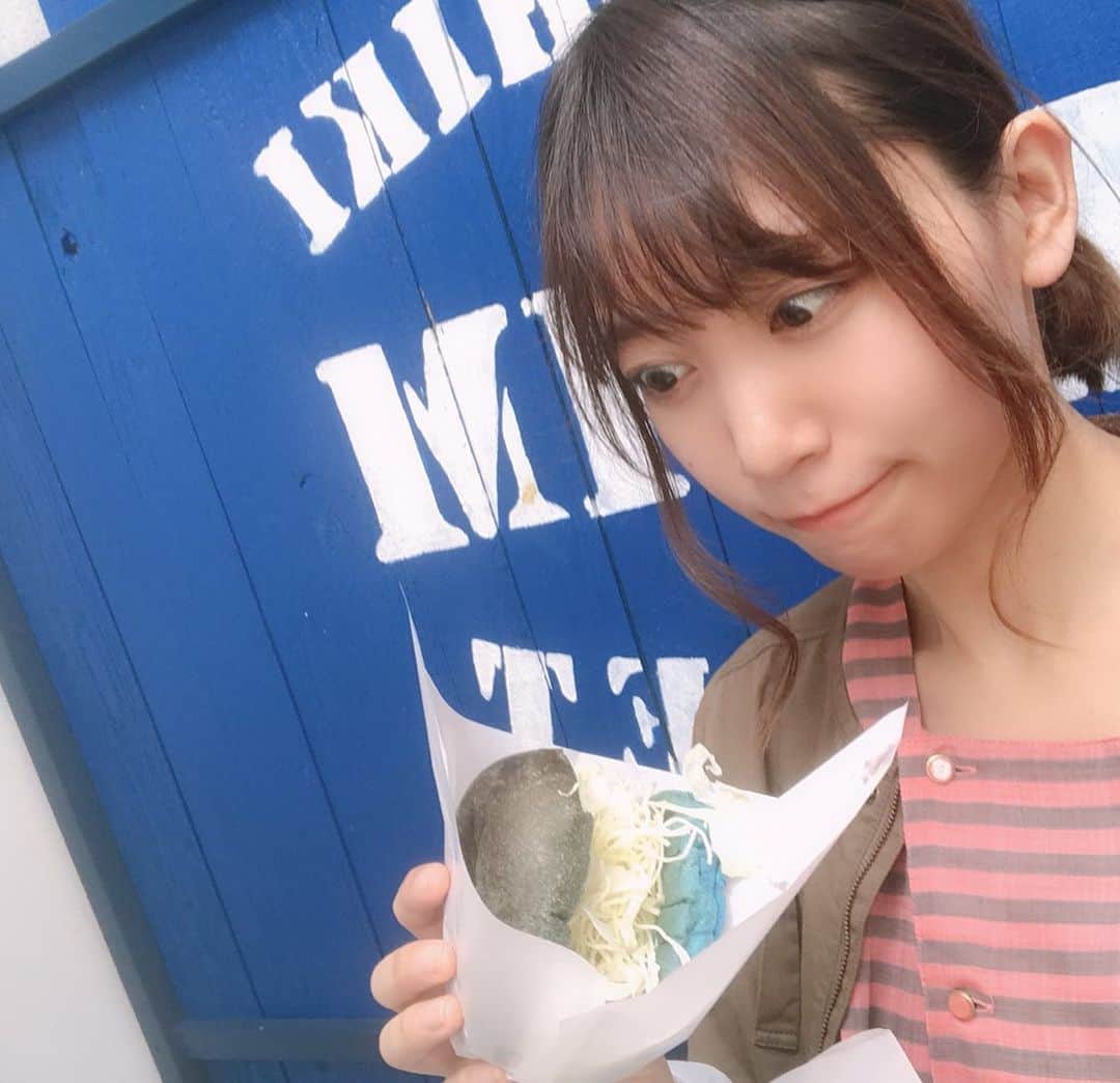 辻詩音のインスタグラム：「[おうちでエア旅行 30] 1〜3枚目。デニムタピオカ、デニムソフト、デニムまんとデニムに囲まれクラクラしましたがこのデニムバーガーはおいしい。 5枚目、岡山のセンター街。 9枚目、おもちゃクリニック。  倉敷にまた行きたいな🚃  #辻詩音 #tsujishion #岡山 #倉敷 #倉敷グルメ #デニムバーガー  #倉敷美観地区」