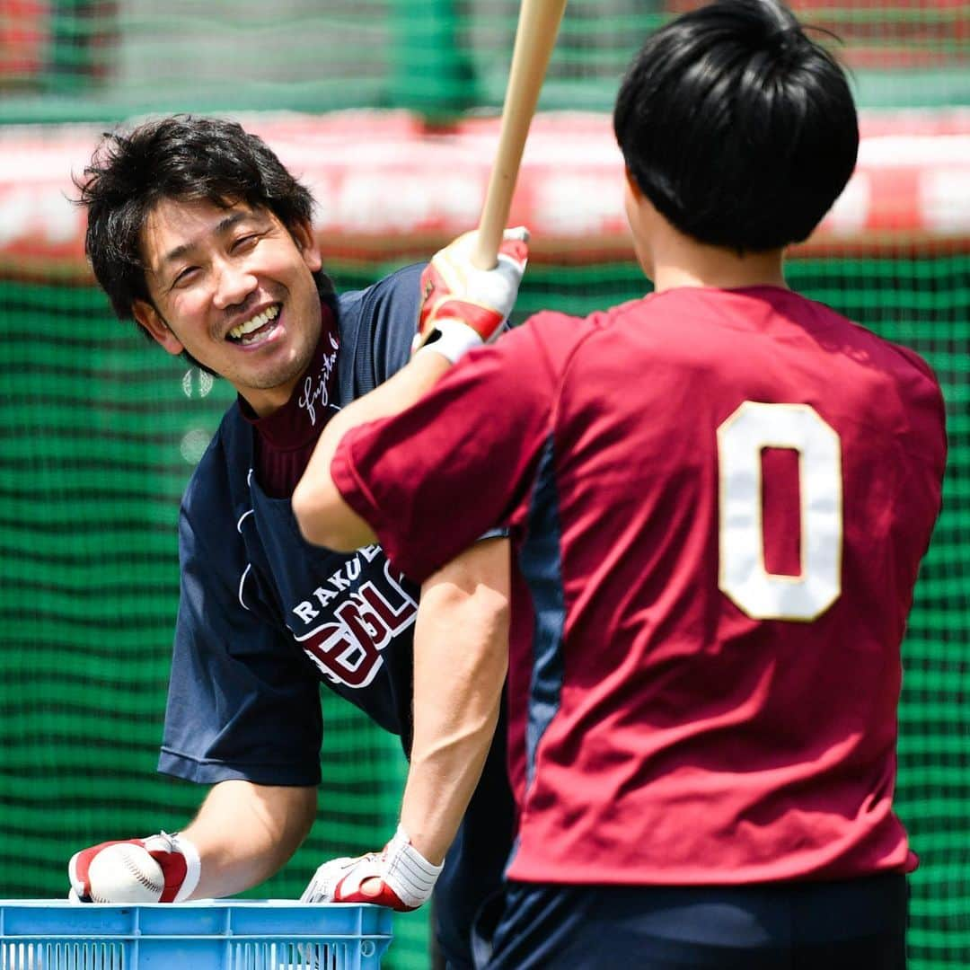 東北楽天ゴールデンイーグルスさんのインスタグラム写真 - (東北楽天ゴールデンイーグルスInstagram)「⚾ こちらは昨日の自主練習の様子☀️ 好天に恵まれて充実した内容となってます💯 楽天生命パーク宮城での自主練習の全ての写真は バイバーとイープレでご覧ください😊 #rakuteneagles #NOWorNEVERいまこそ #日本一の東北へ  #藤田一也 #則本昂大 #辰己涼介  #写真もイープレで」5月13日 15時27分 - rakuten_eagles