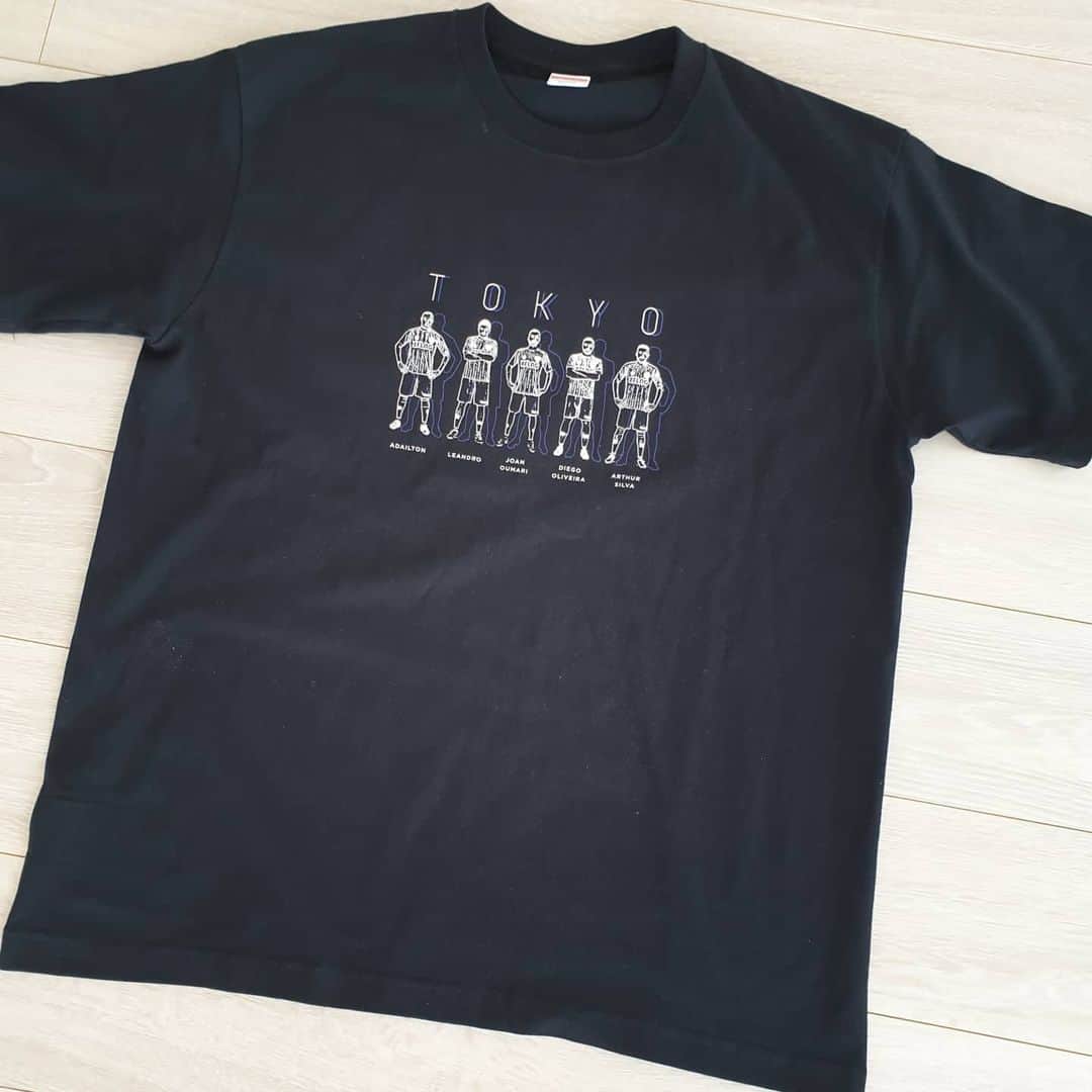 高萩洋次郎のインスタグラム：「「選手会企画グッズ」  5/15(金)より「トーキョーヒーローズTシャツ」を受注販売いたします。  今シーズンもクラブとFC東京選手会が協力して、選手全員がグループに別れ、それぞれの企画グッズを出します。  選手がデザイン案などを考え、商品を制作していきます。  今回が第一弾です。  期間限定の受注生産商品となりますので、ぜひお早めにお買い求めください！  2枚目、僕が着ているサイズは、XLです。 デザインはシンプルでカッコいいです！  色は、白と黒の2色  受注期間は、5月15日〜24日  詳しくは、FC東京オフィシャルオンラインショップを見てみて下さい。  #fctokyo」