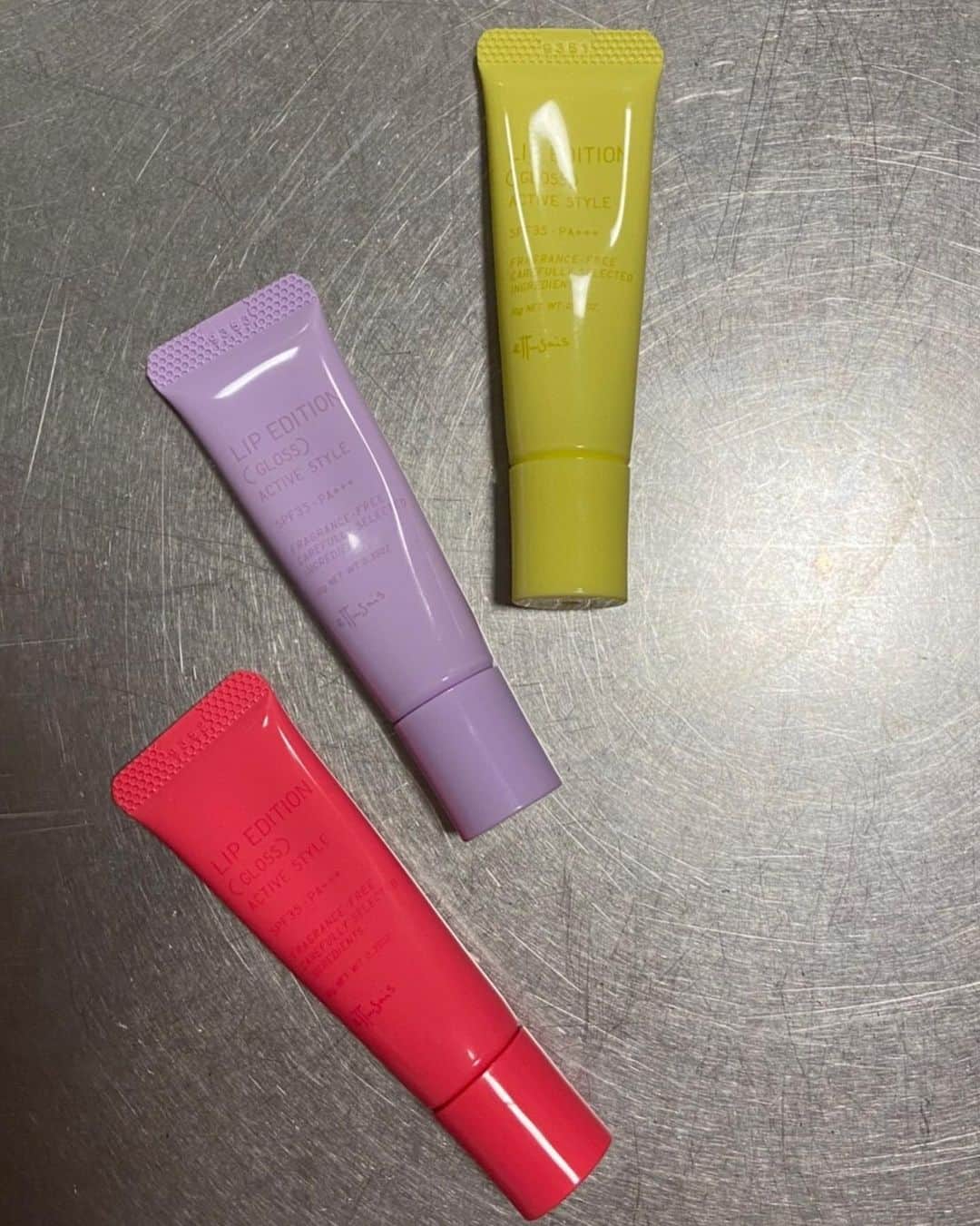 野崎萌香さんのインスタグラム写真 - (野崎萌香Instagram)「この春リブランド をした　@ettusaisjp の 5月14に発売される SUMMER COLLECTION を使ってメイクしてみました👁💋 . . . 🏷エテュセ　アイエディション (マスカラベース) アクティブスタイル 🏷エテュセ　リップエディション (グロス)アクティブスタイル　03 🏷エテュセ　フェイスエディション フォーベリーオイリースキン  今回のメイクで使ったものたちです☺︎✨ . . .  今回の新エテュセで1番お気に入りなのは SPF35・PA+++のリップグロスです。  乾燥も気になるし 紫外線も気になる人に おすすめの一品です💋💖 #新エテュセ #ブナンな色じゃもったいない #pr」5月13日 15時30分 - moeka_nozaki